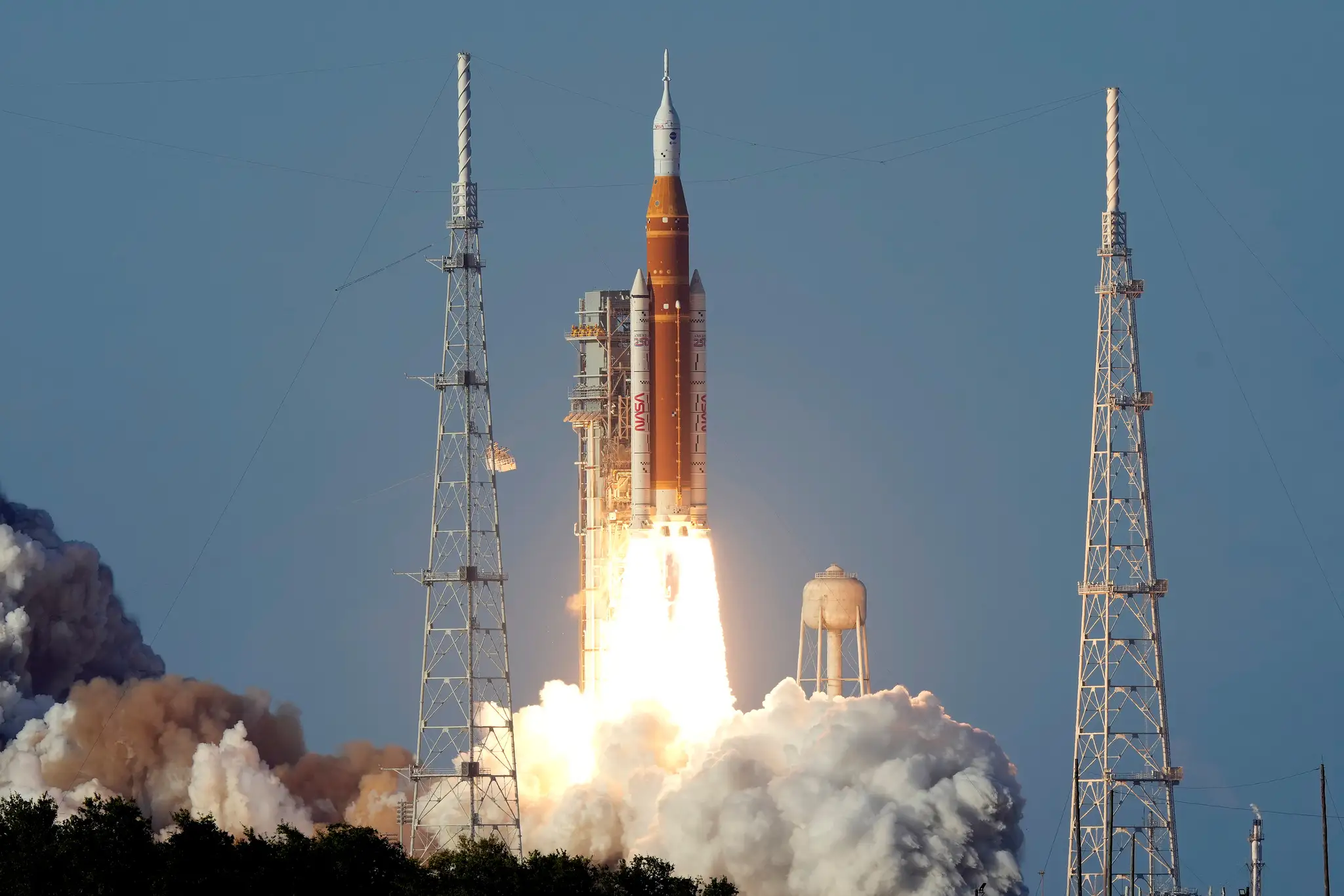 Raketa SLS odštartovala k Mesiacu.