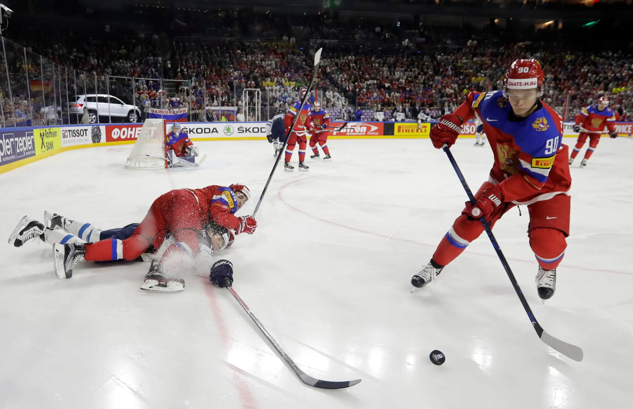 Vladislav Namestnikov (vpravo) z Ruska vedie puk v dueli o bronz na MS 2017 proti Fínsku.