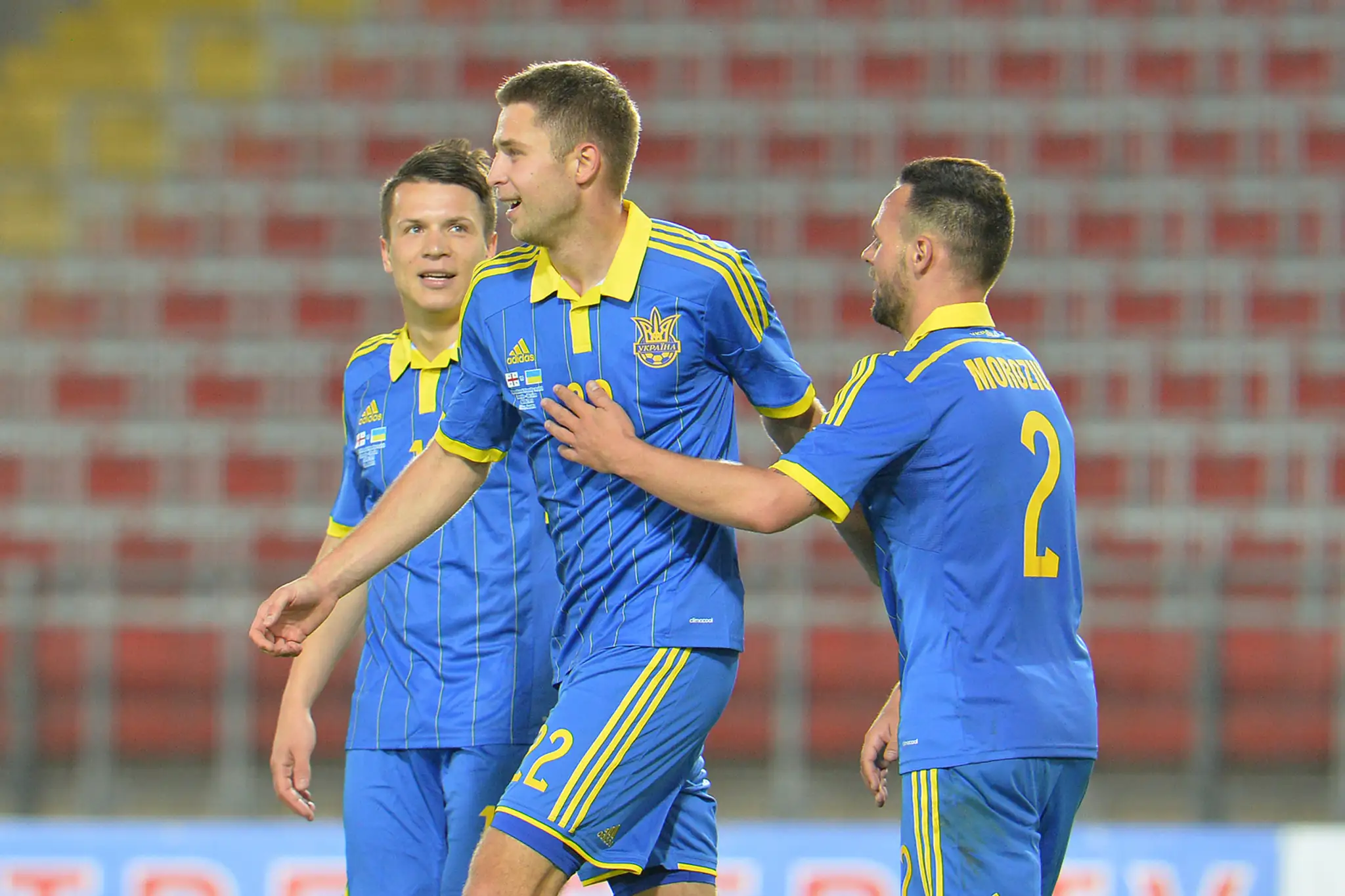 Ukrajinský futbalista Jevhen Konopľanka (vľavo) sa teší so spoluhráčmi po strelení gólu v priateľskom zápase proti Gruzínsku.