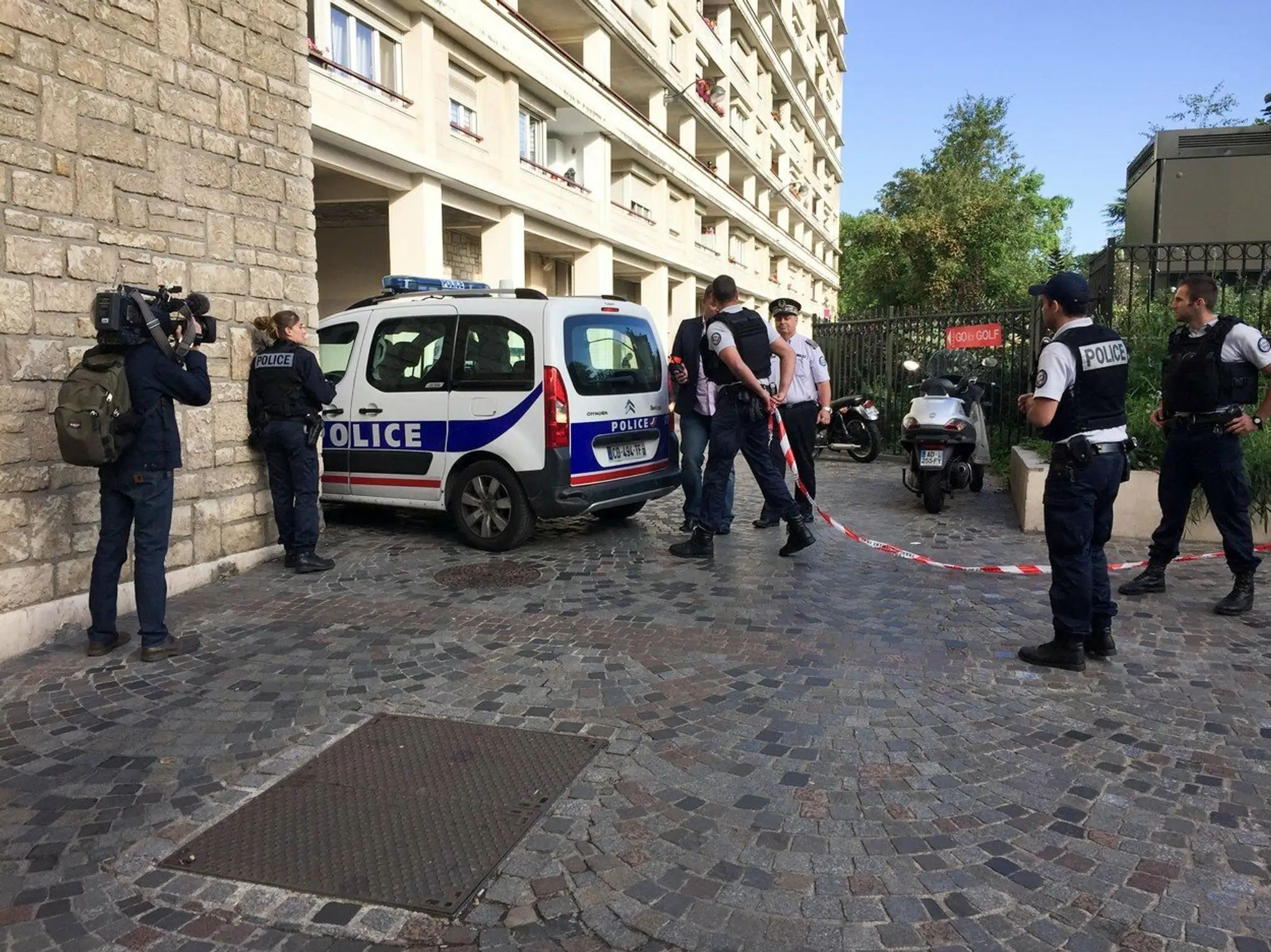 Auto v Paríži vrazilo do vojakov.