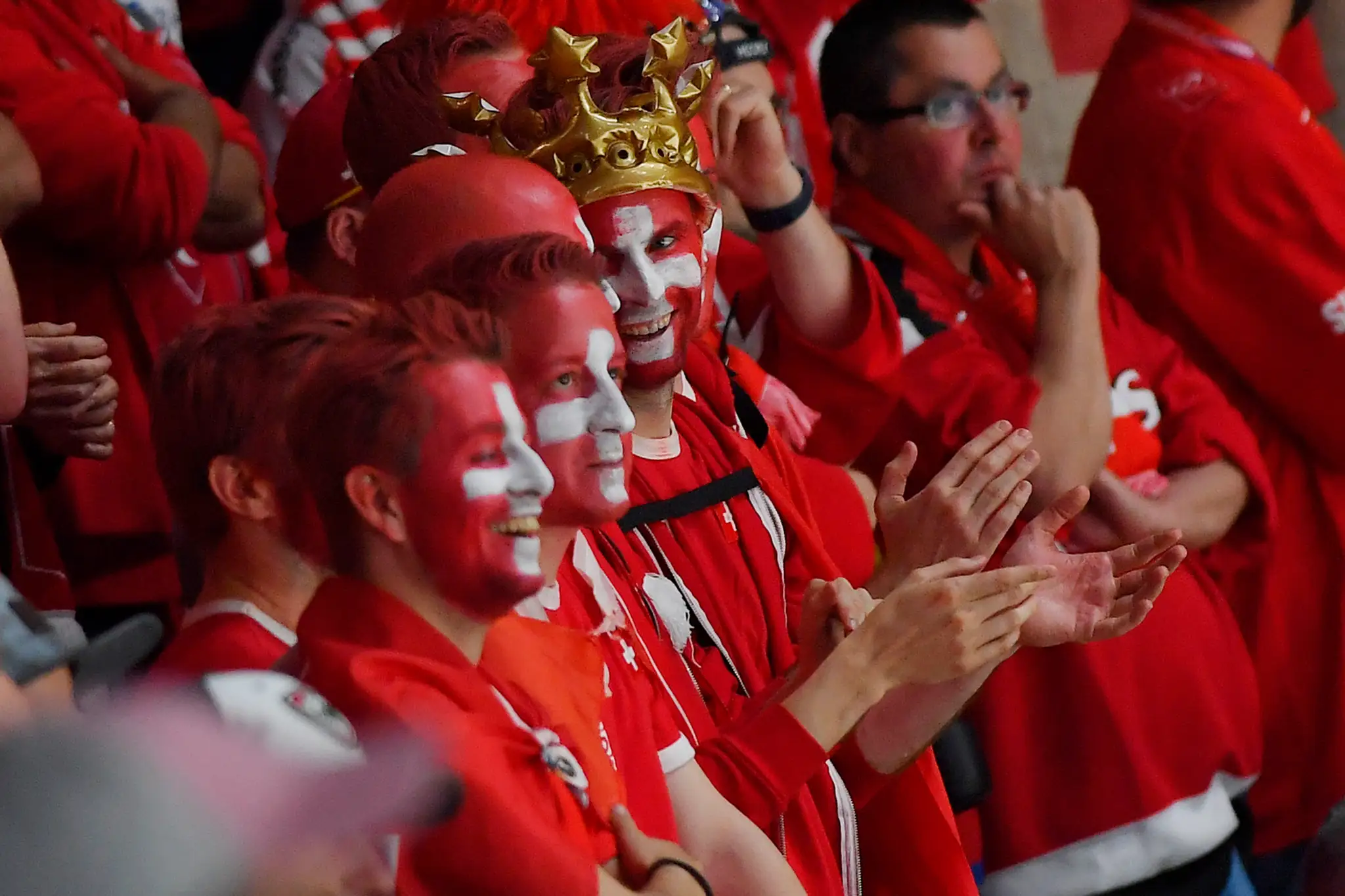 Zľava Alexander Wennberg, Oliver Ekman-Larsson a Adam Larsson zo Švédska oslavujú gól proti Švajčiarsku na MS 2019.