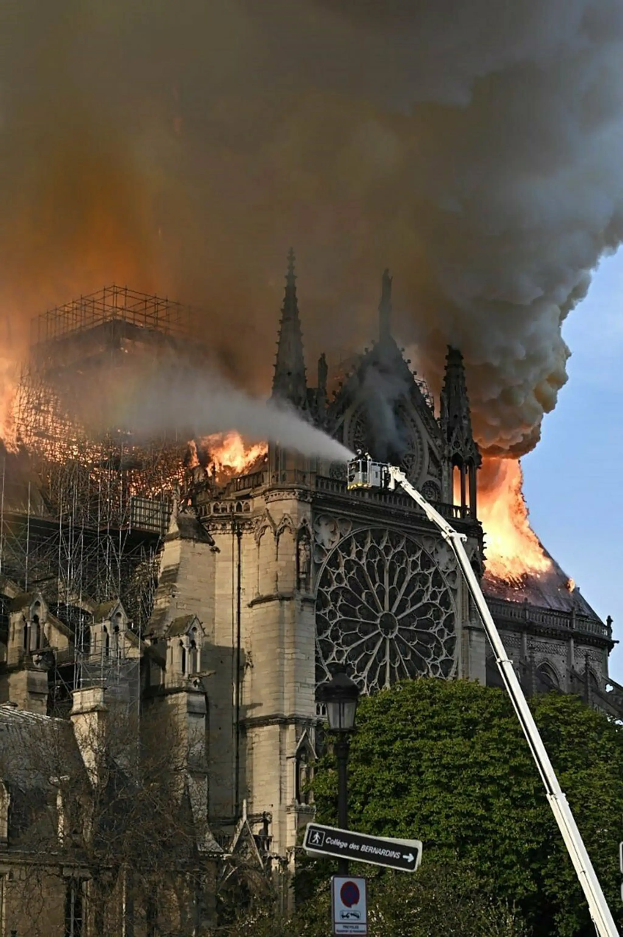 Mohutný požiar, ktorý zachvátil katedrálu Notre-Dame.