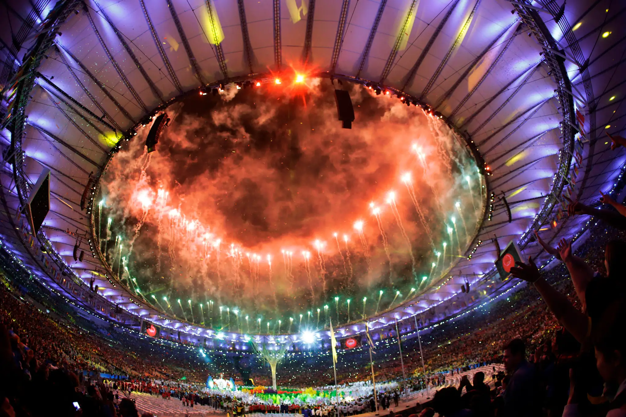 Ohňostroj počas záverečného ceremoniálu LOH v Riu de janeiro.