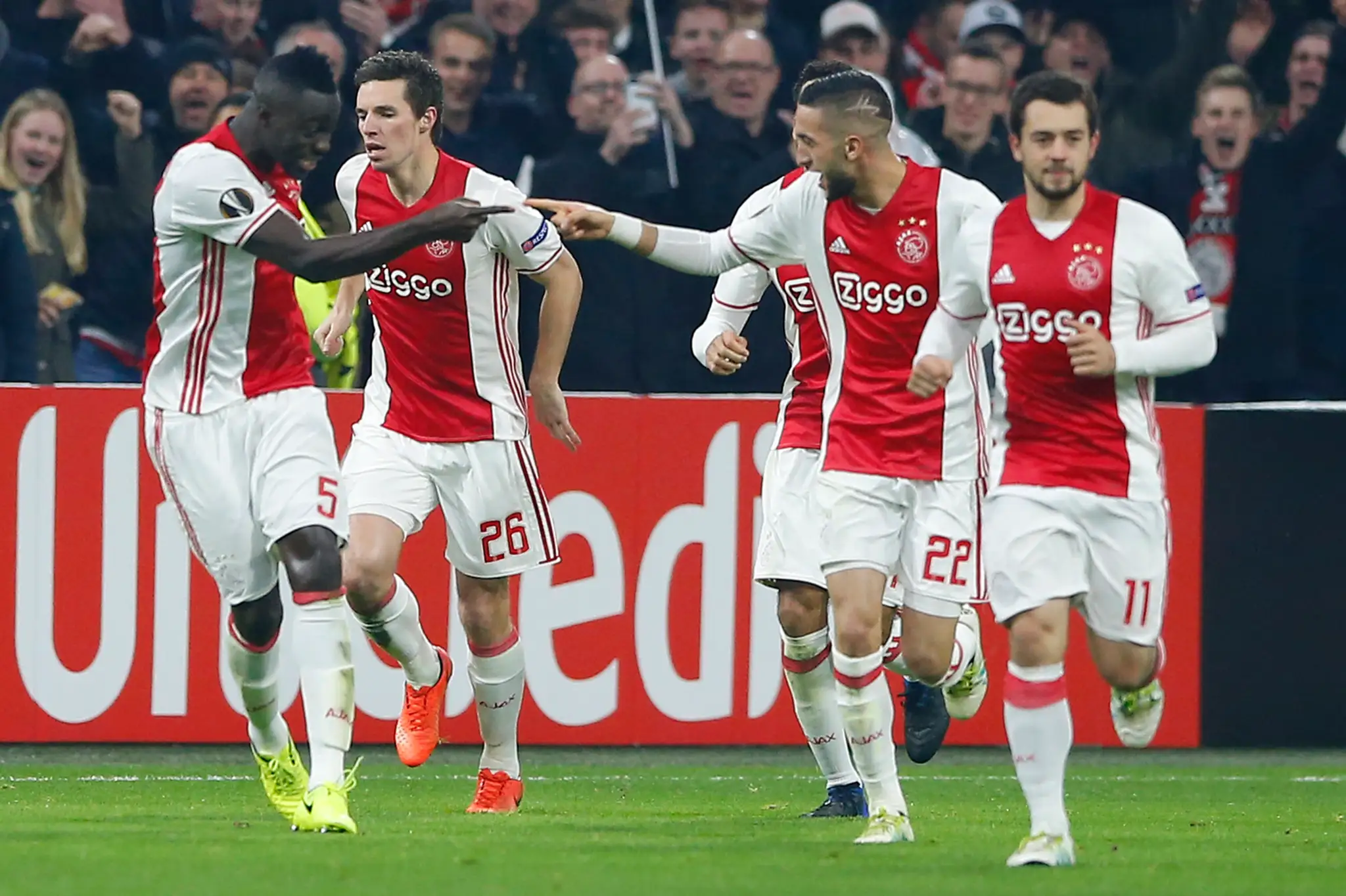 Radosť hráčov Ajaxu po góle proti Legii v šestnásťfinále EL.
