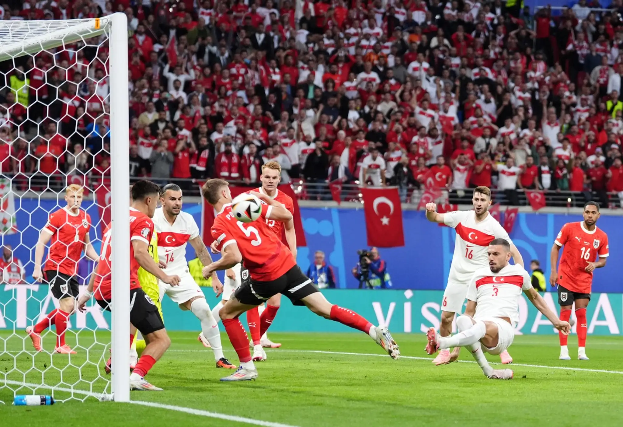 Demiral strieľa prvý gól Turecka.