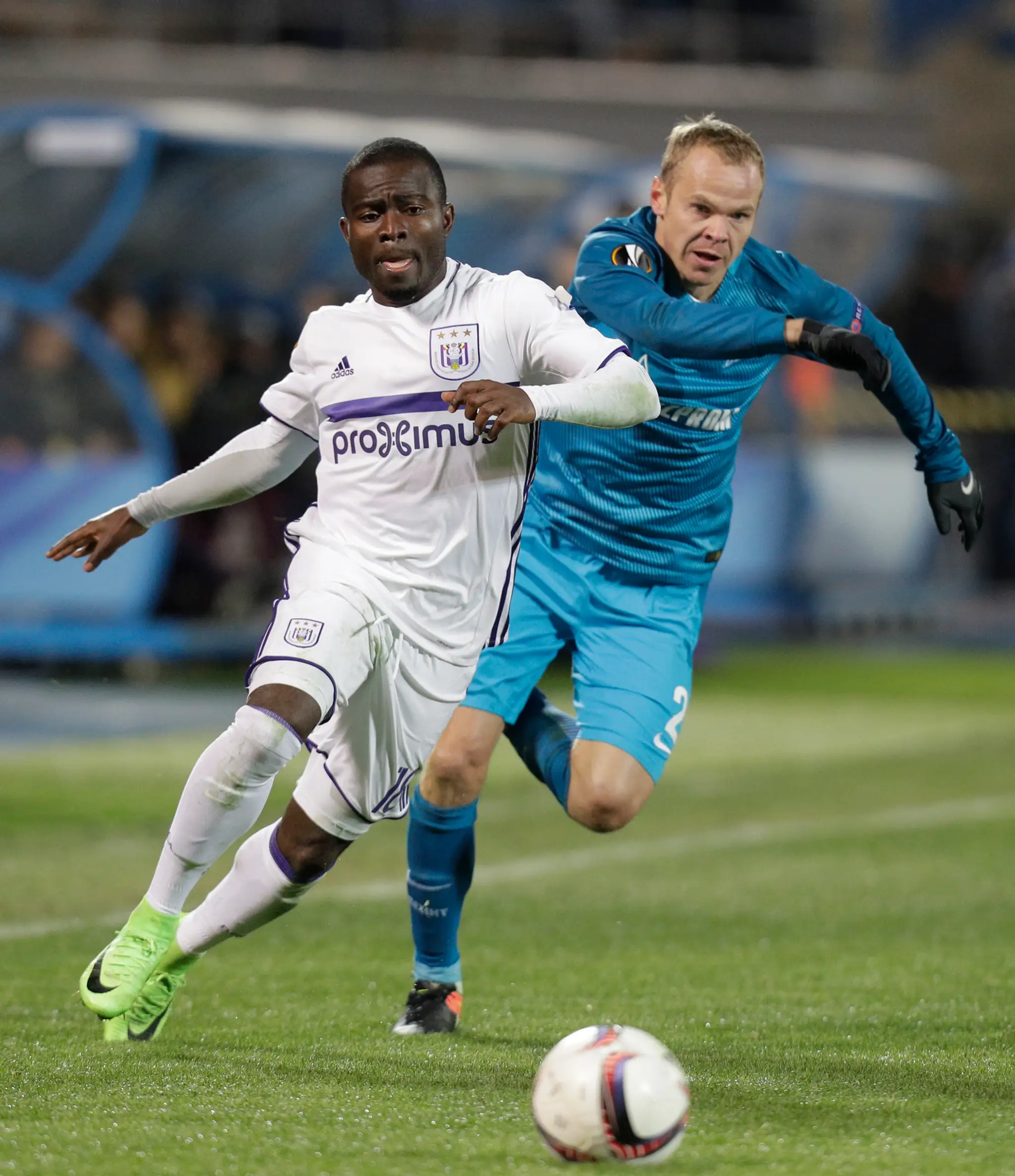 Frank Acheampong (vľavo) z Anderlechtu bojuje o loptu s Aleksandrom Aňukovom zo Zenitu v šestnásťfinále EL.