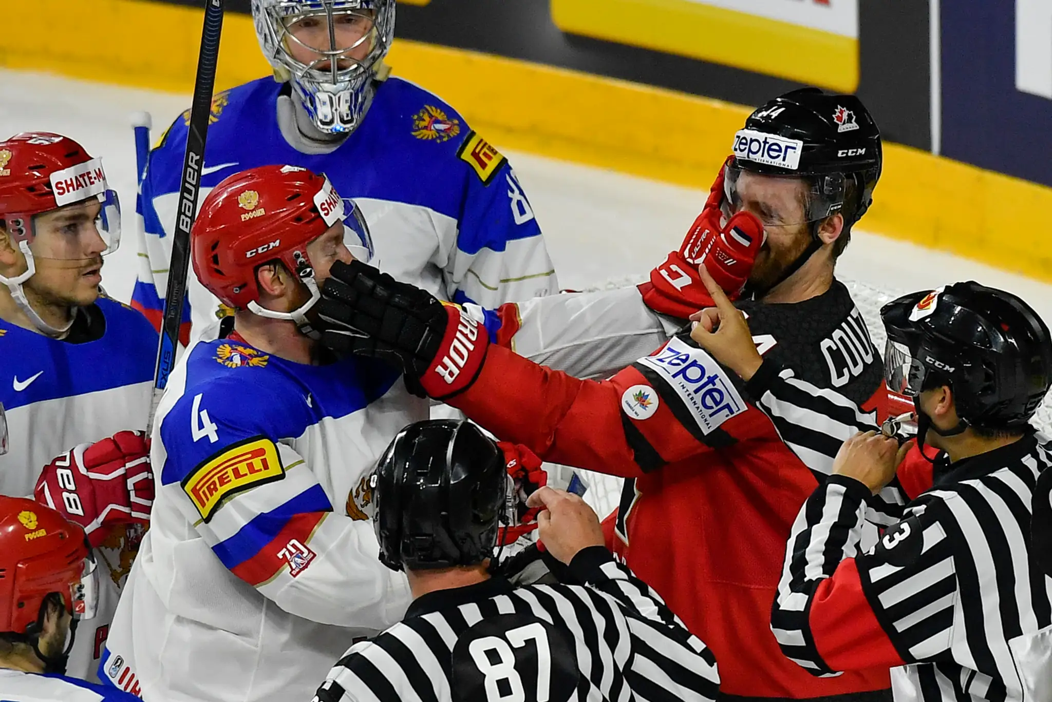 V roztržke Kanaďan Sean Couturier (vpravo) a Vladislav Gavrikov z Ruska v semifinále MS 2017.