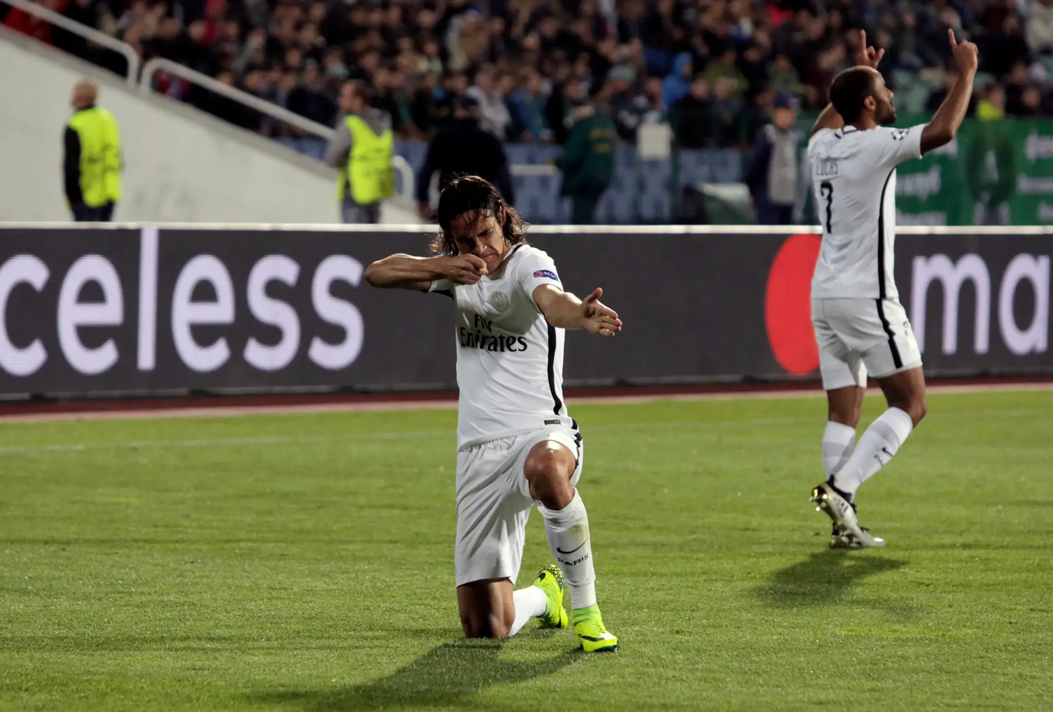 Snajper PSG Edinson Cavani sa raduje z gólu proti Ludogorcu Razgrad v zápase LM.