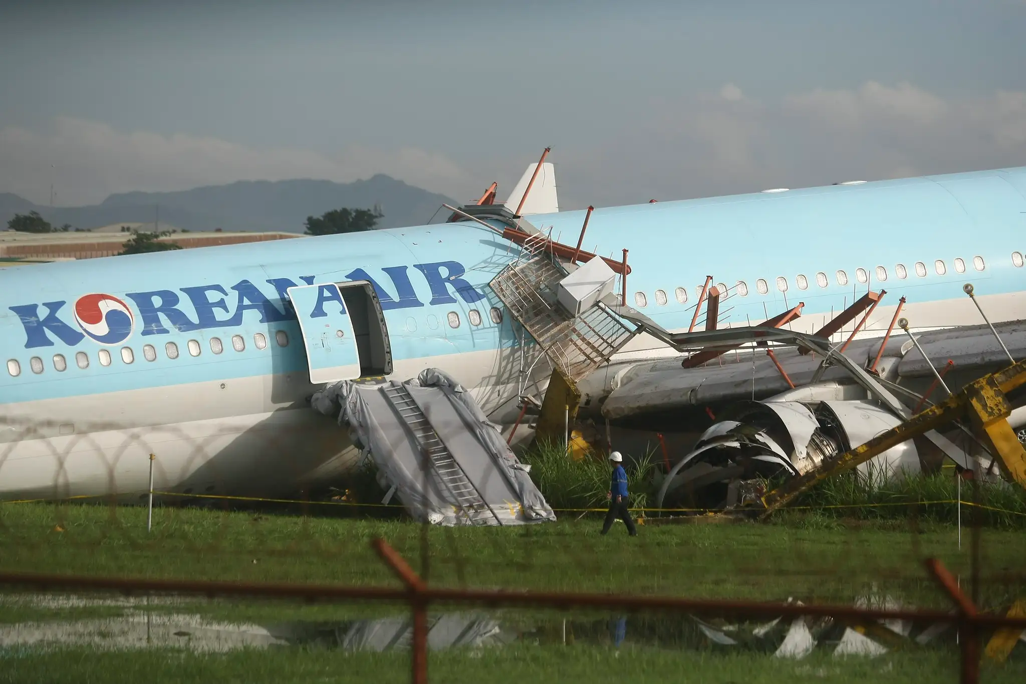 Poškodené lietadlo po incidente.