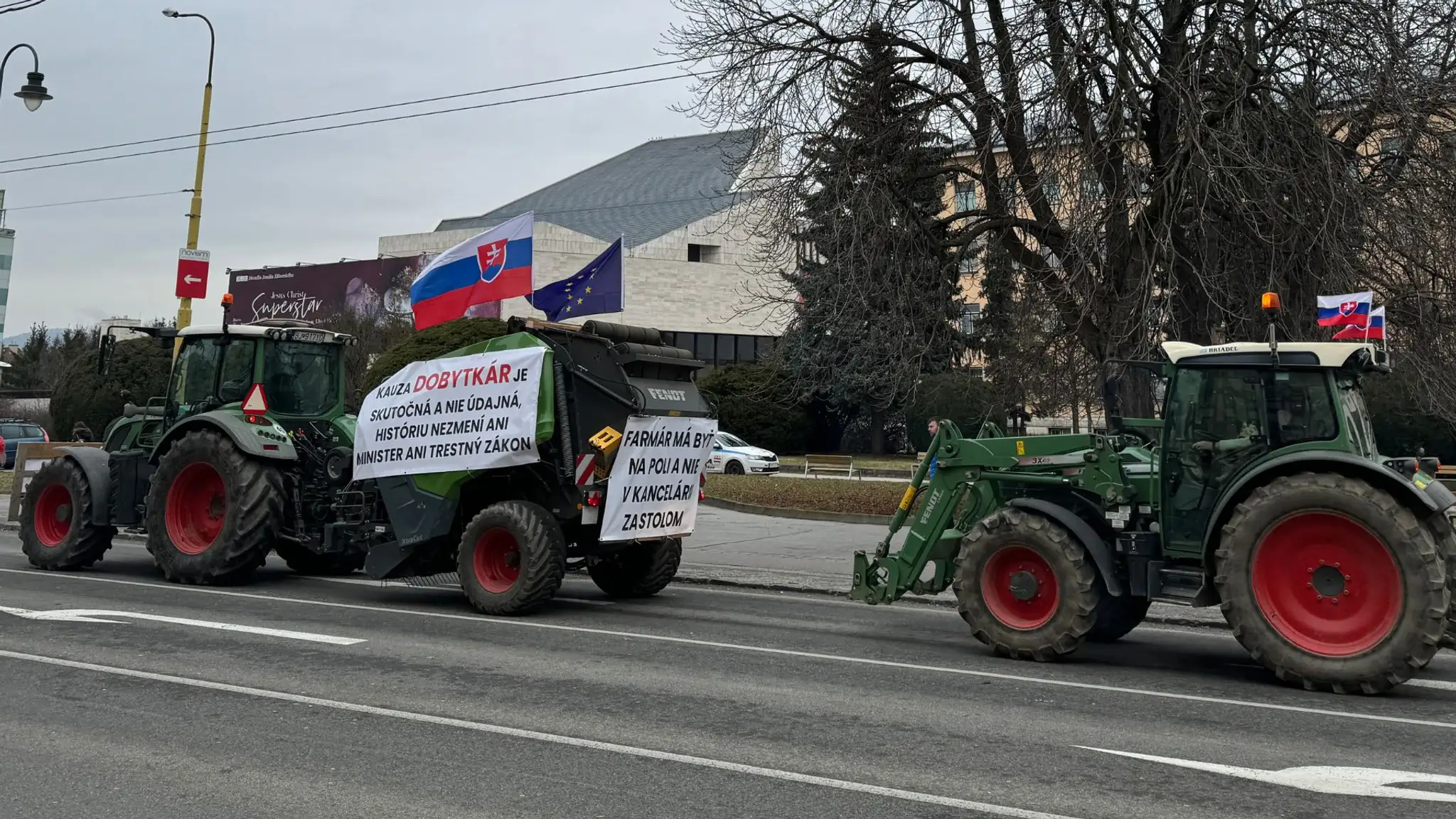 Slovenskí poľnohospodári protestujú.