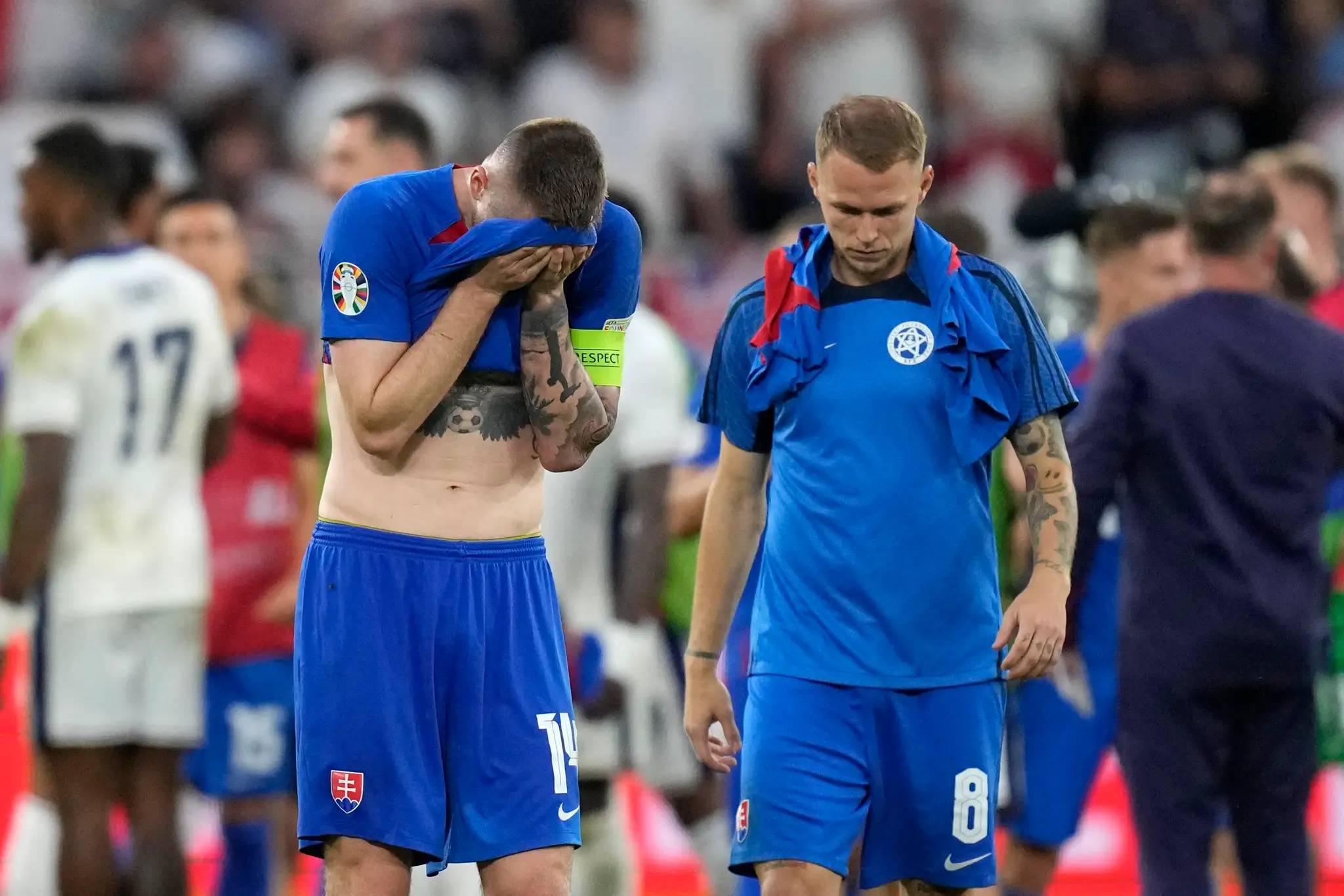 Sprava Ondrej Duda a Milan Škriniar reagujú po prehre s Anglickom v osemfinále ME 2024.
