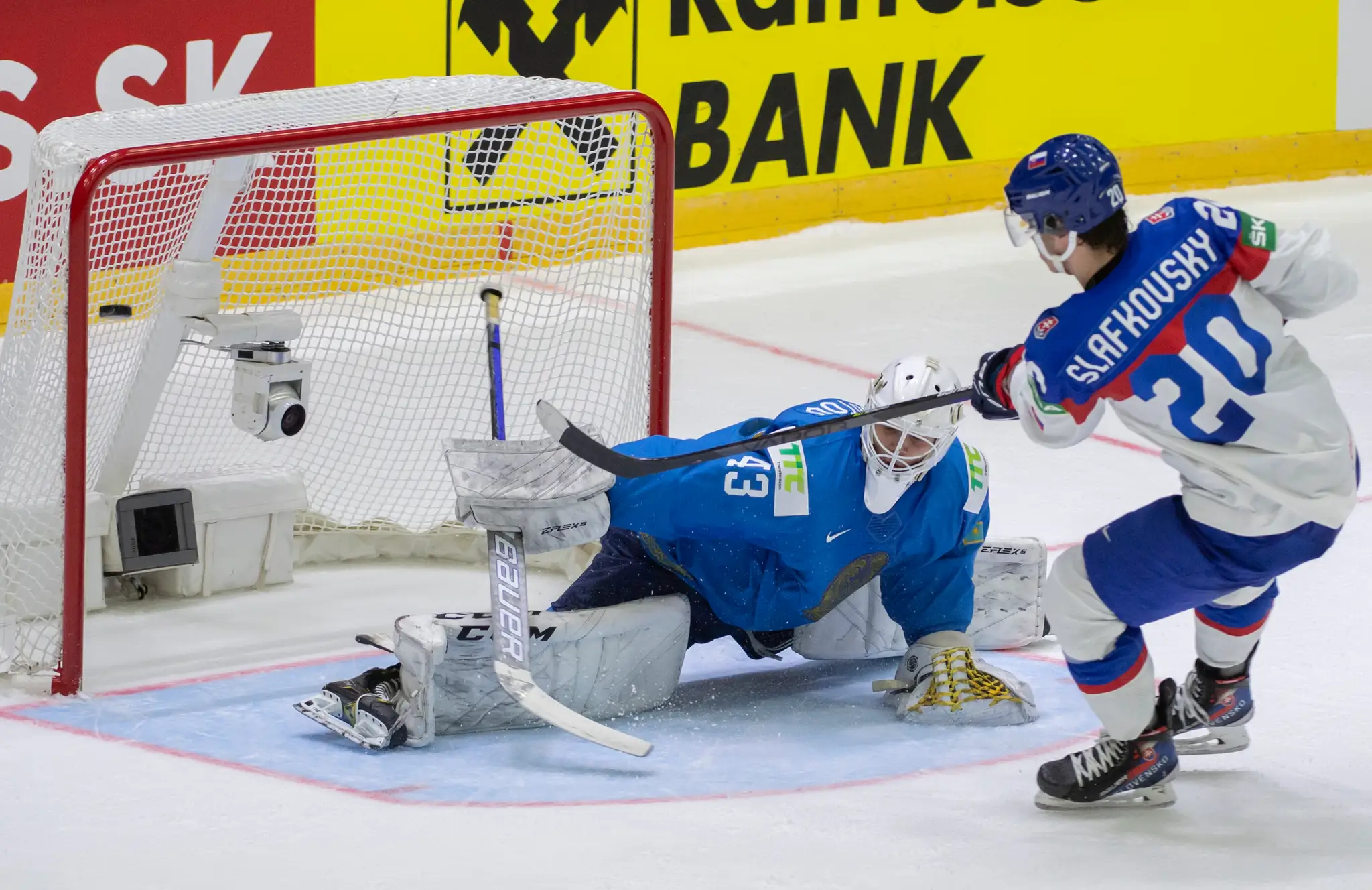 Juraj Slafkovský dáva gól zo samostatného nájazdu proti Kazachstanu na MS 2022.