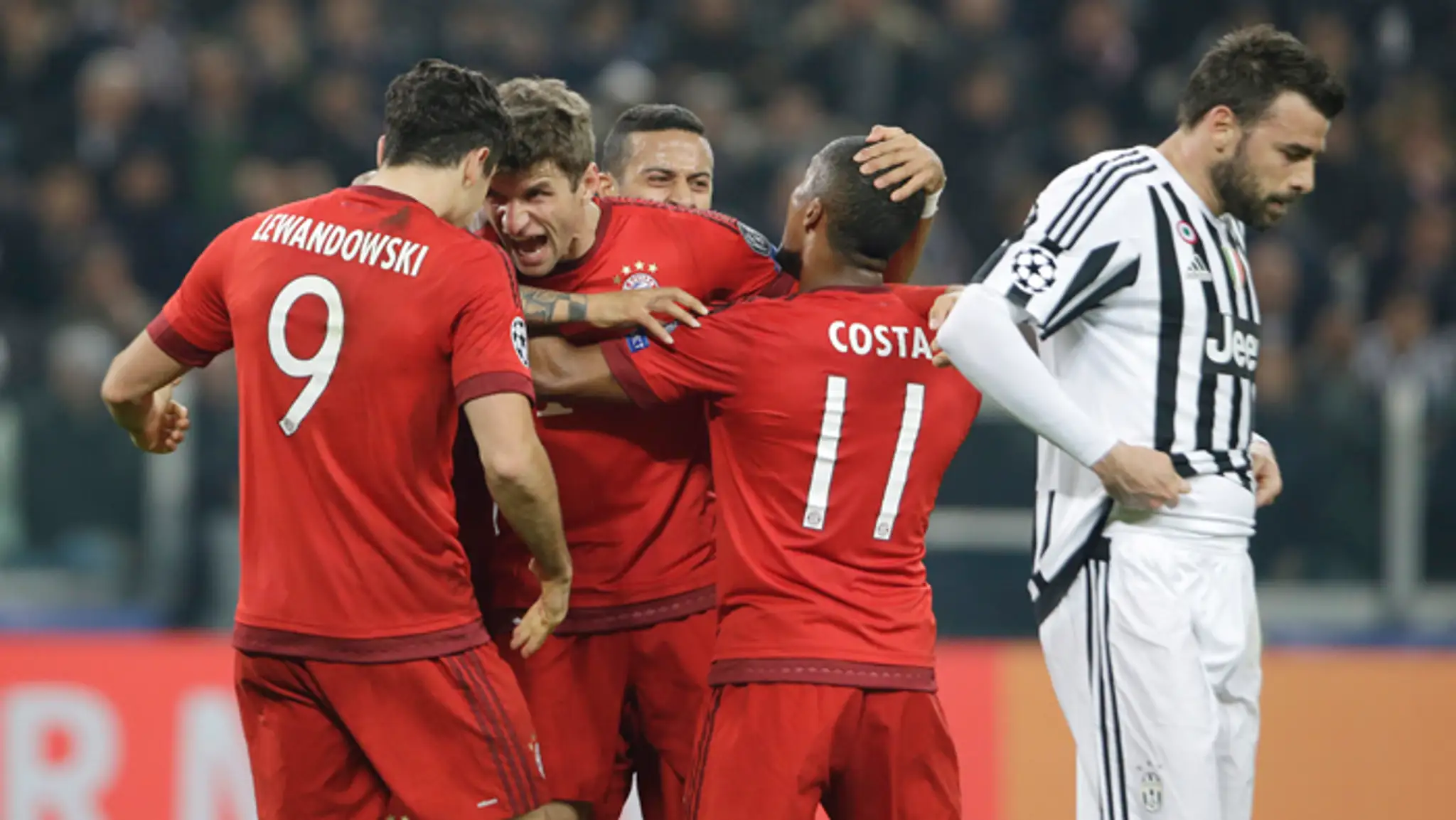 Radosť hráčov Bayernu s Thomasom Müllerom, ktorý dal v osemfinále LM do siete Juventusu, v popredí Andrea Barzagli.