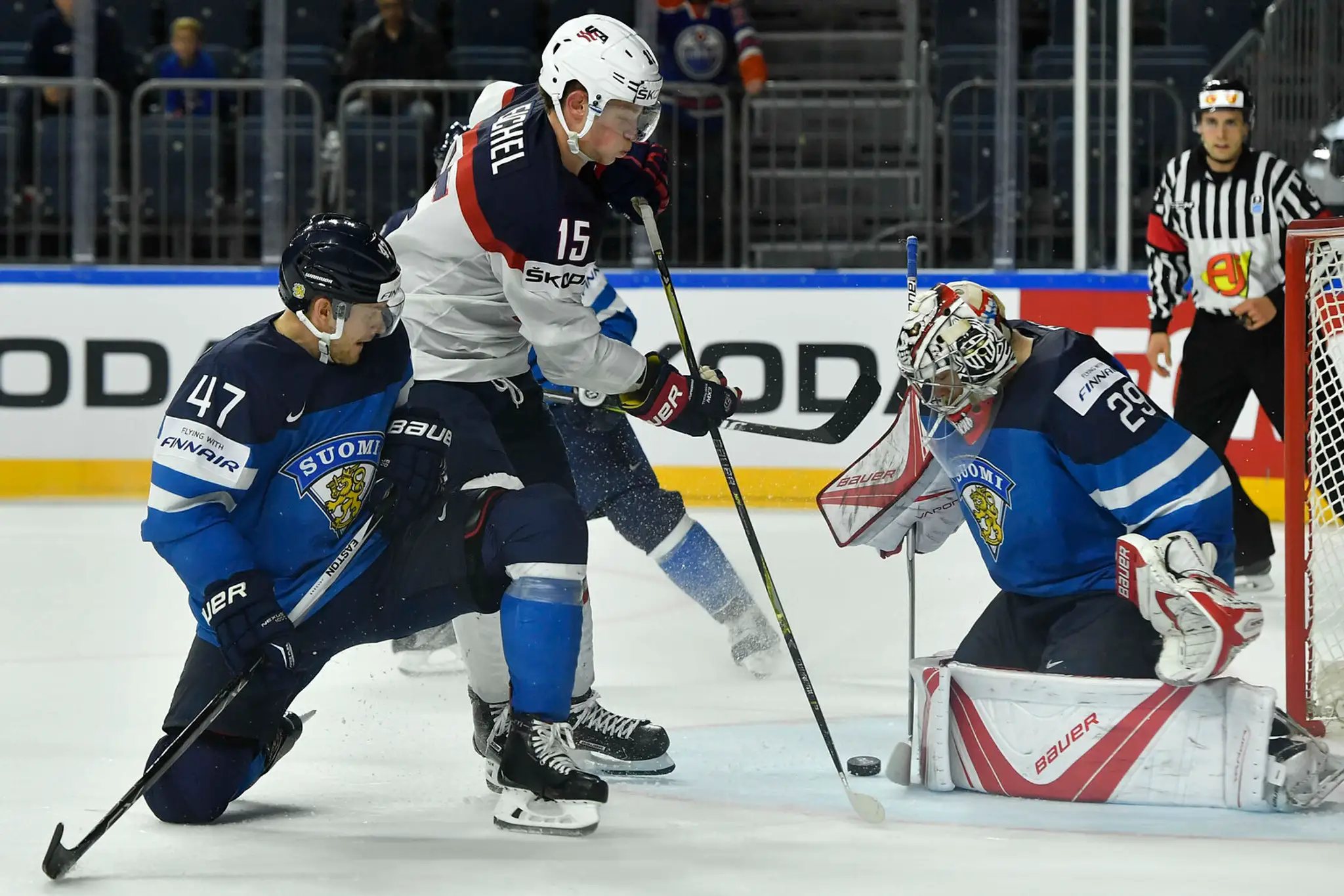 Američan Jack Eichel (v strede) útočí vo štvrťfinále MS 2017 na fínsku bránku, v ktorej stojí Harri Säteri.