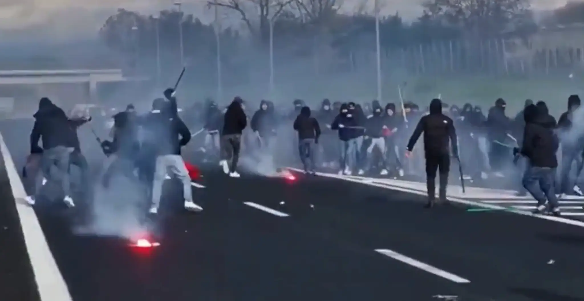 Hromadná bitka medzi fanúšikmi AS Rím a Neapola
