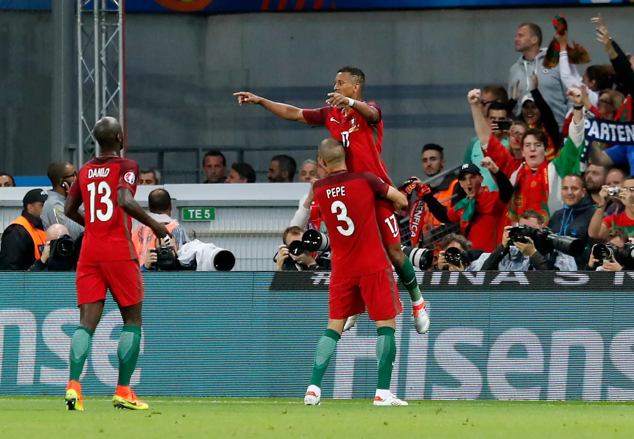 Portugalčan Nani (hore) oslavuje so spoluhráčom Pepem gól do bránky Islandu na ME vo Francúzsku.