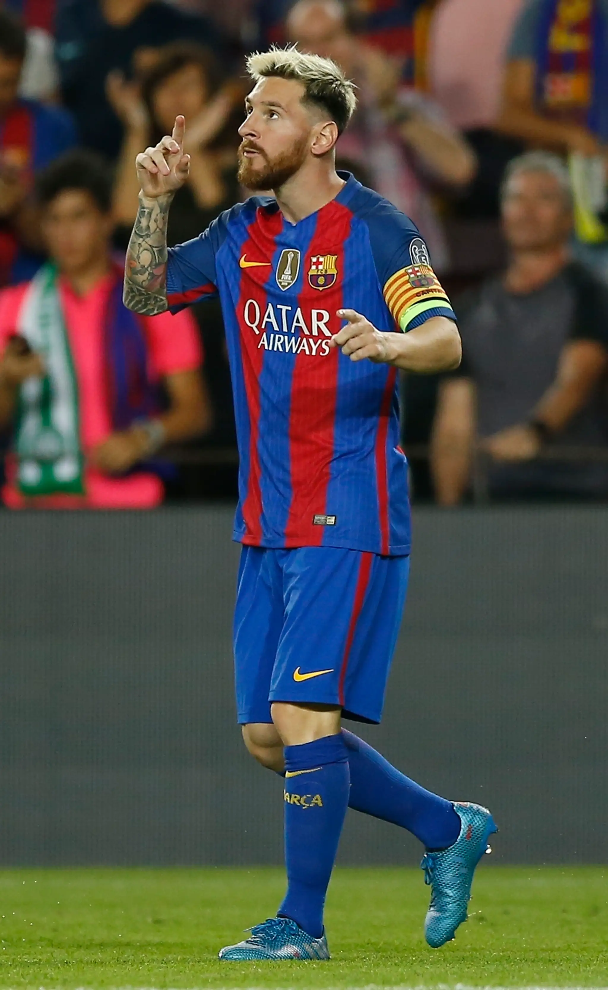 Priaznivec FC Barcelona s vlajkou Katalánska pred duelom LM proti Celticu Glasgow.
