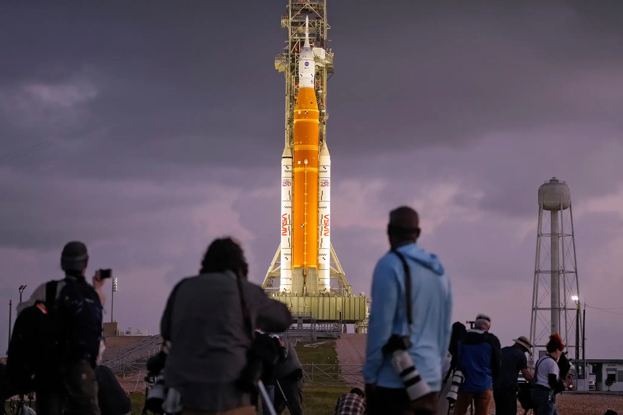 Diaľkovo ovládané kamery v blízkosti rakety NASA Artermis II na štartovacej rampe 39-B