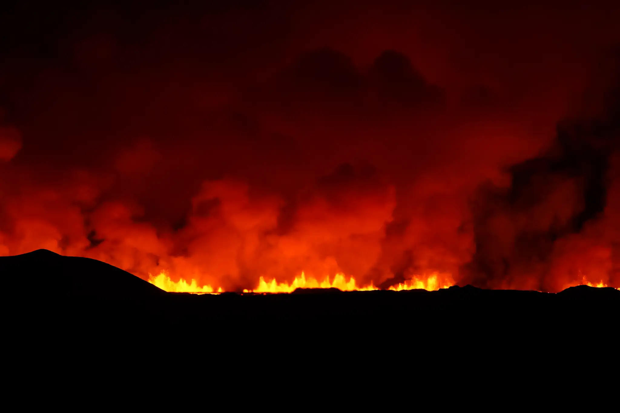 Dym stúpa po erupcii sopky, ku ktorej došlo severne od prístavného mesta Grindavík na polostrove Reykjanes