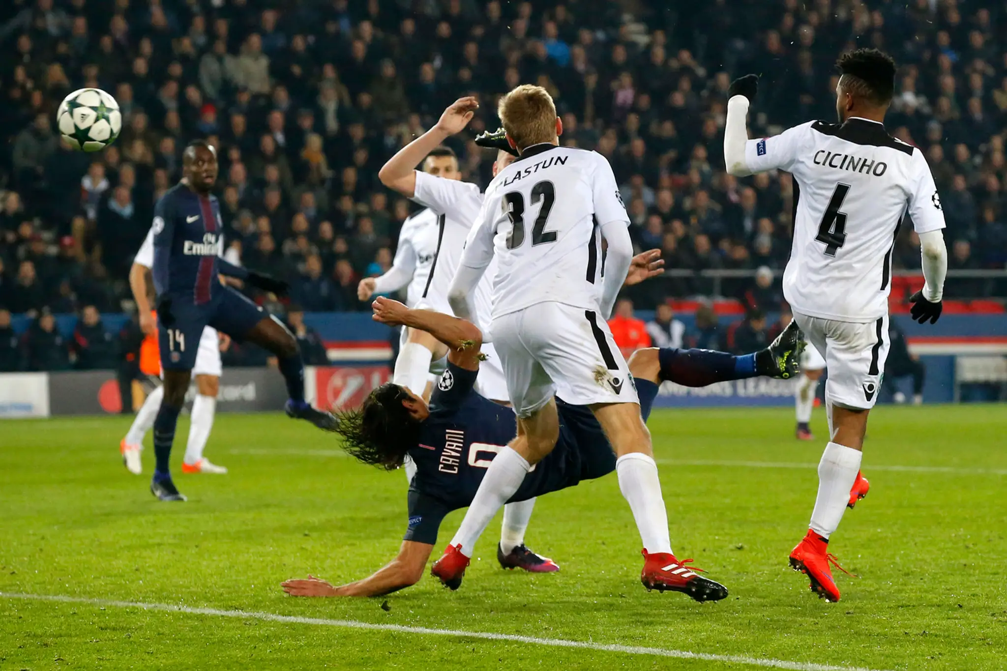 Edinson Cavani z PSG akrobaticky zakončuje do siete Ludogorcu Razgrad v dueli LM.