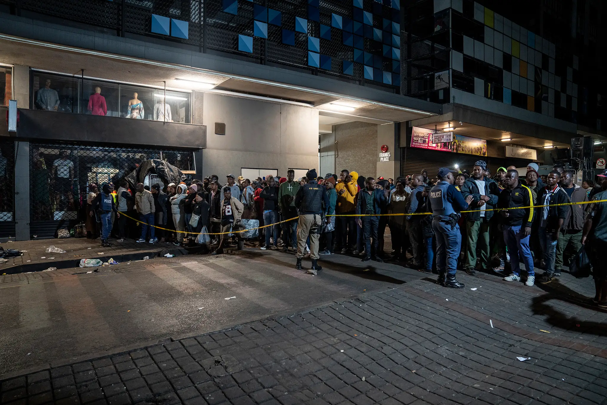 Ľudia sa zhromaždili po výbuchu plynu v centre Johannesburgu
