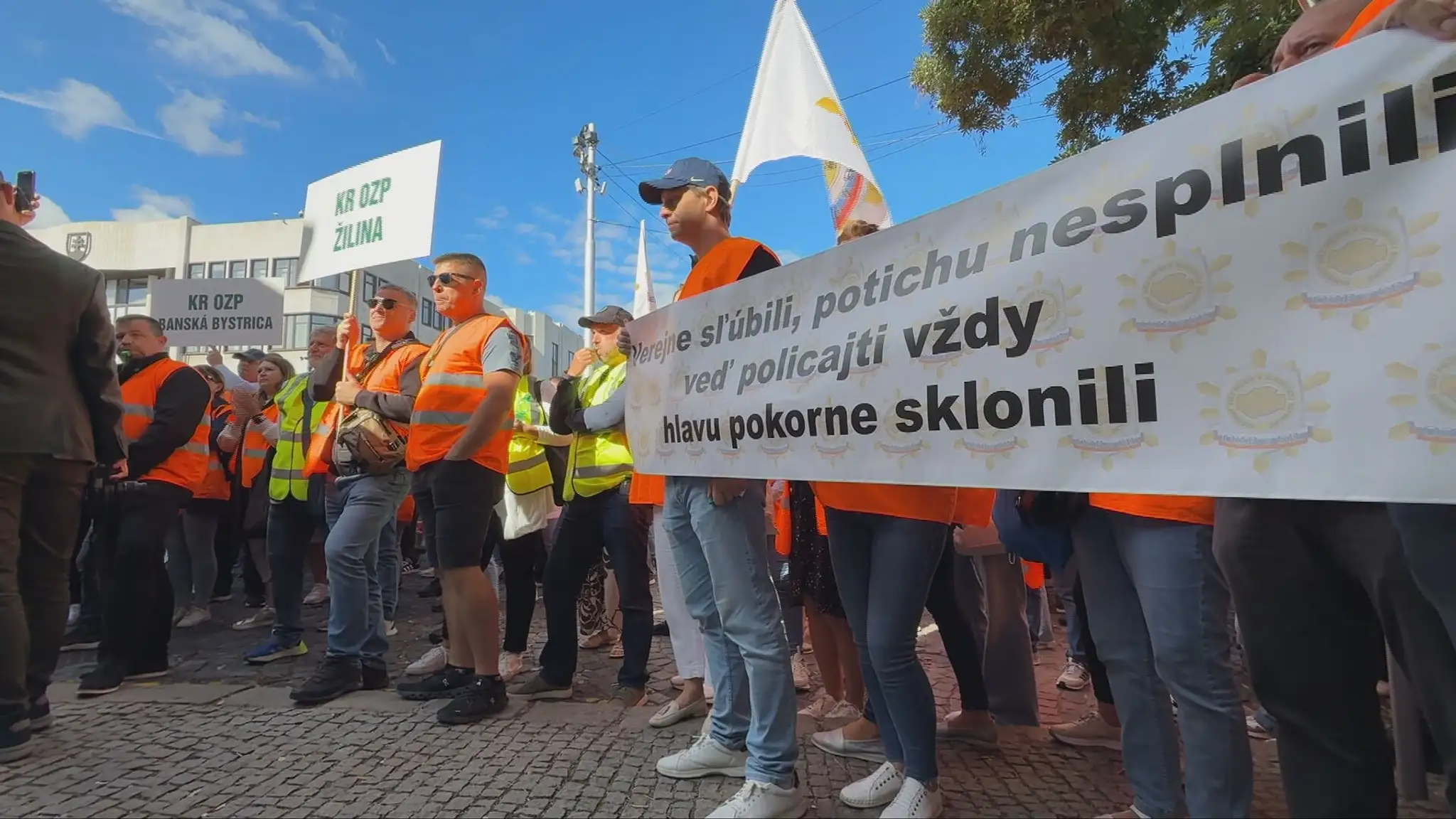 Policajti protestovali pred budovou parlamentu