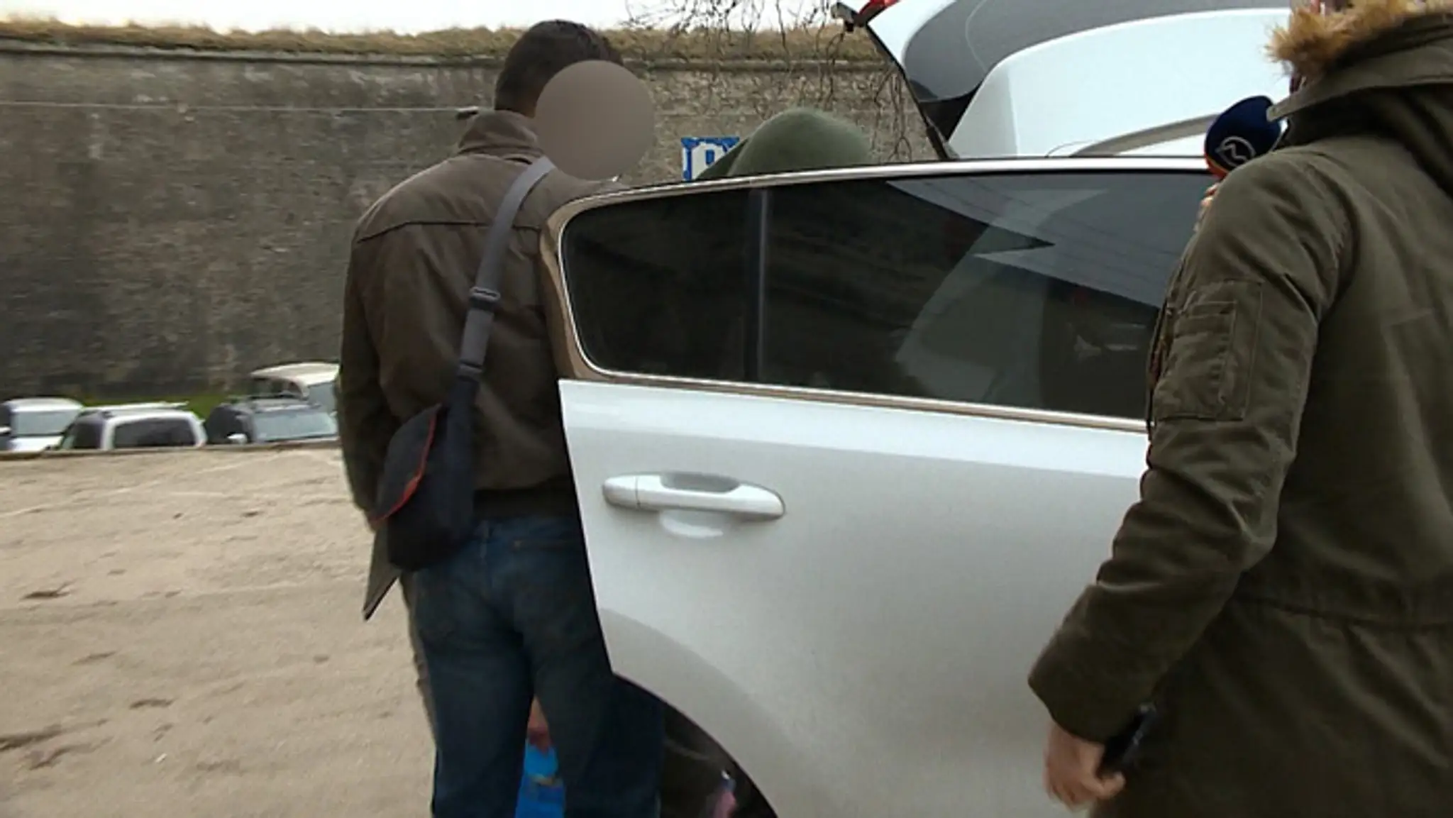 Martin Kvietik po prepustení nastúpil do policajného auta.