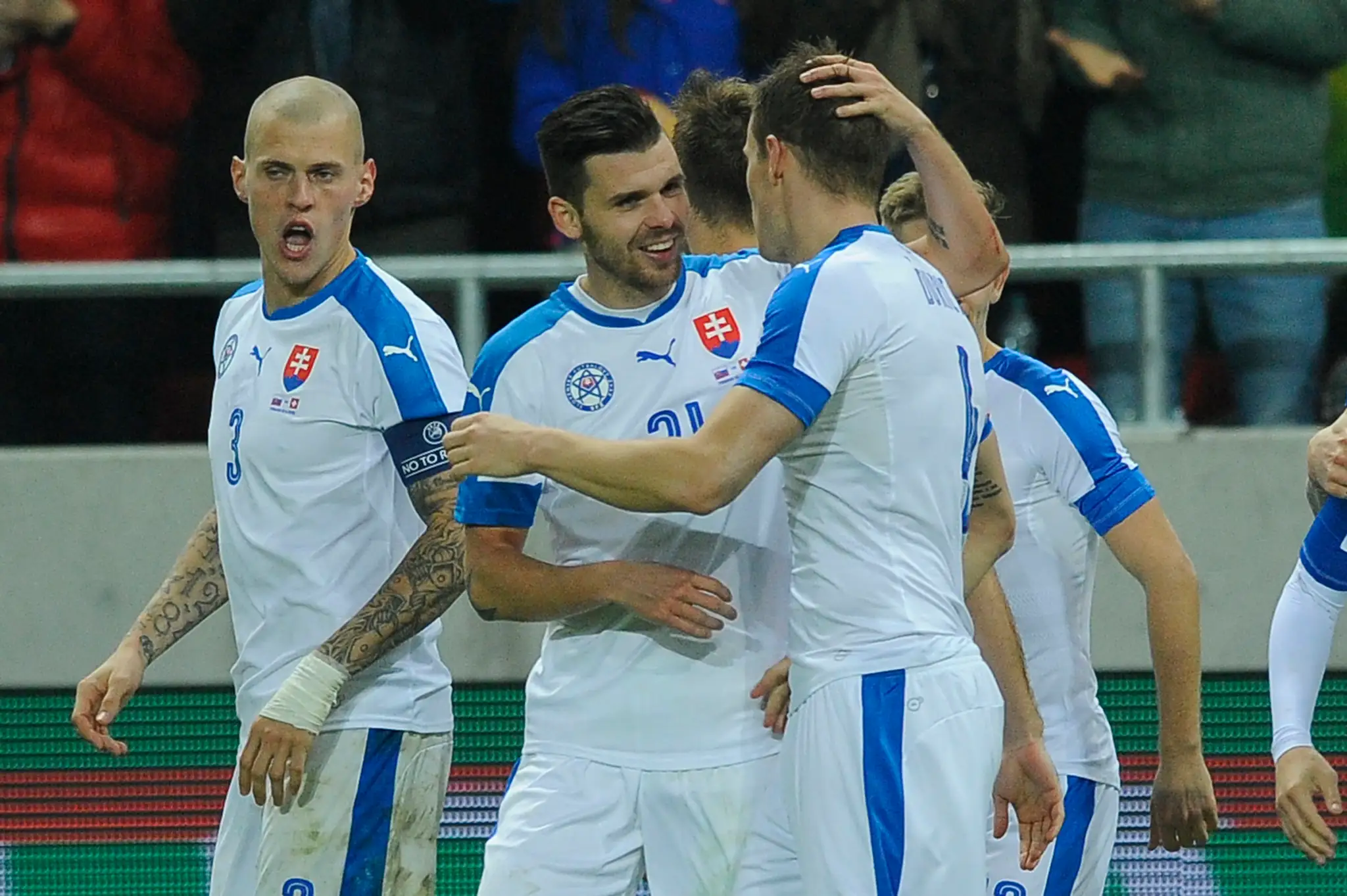 Martin Škrtel a Michal Ďuriš sa tešia po góle v priateľskom futbalovom zápase Slovensko - Švajčiarsko.
