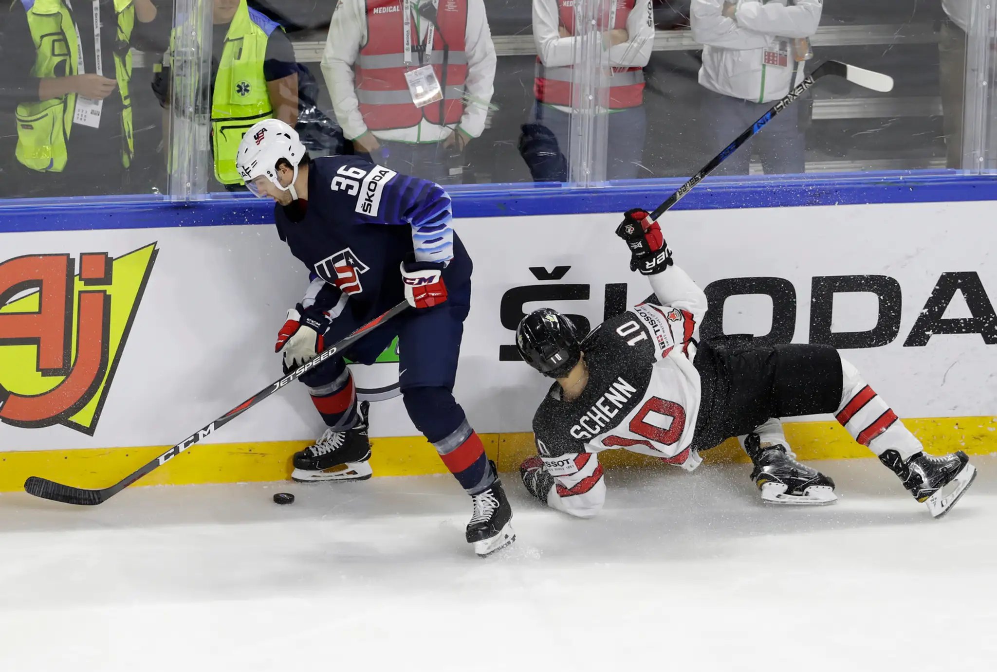 Colin White (vľavo) z USA v súboji o puk s Kanaďanom Braydenom Schennom v súboji o bronz na MS 2018.