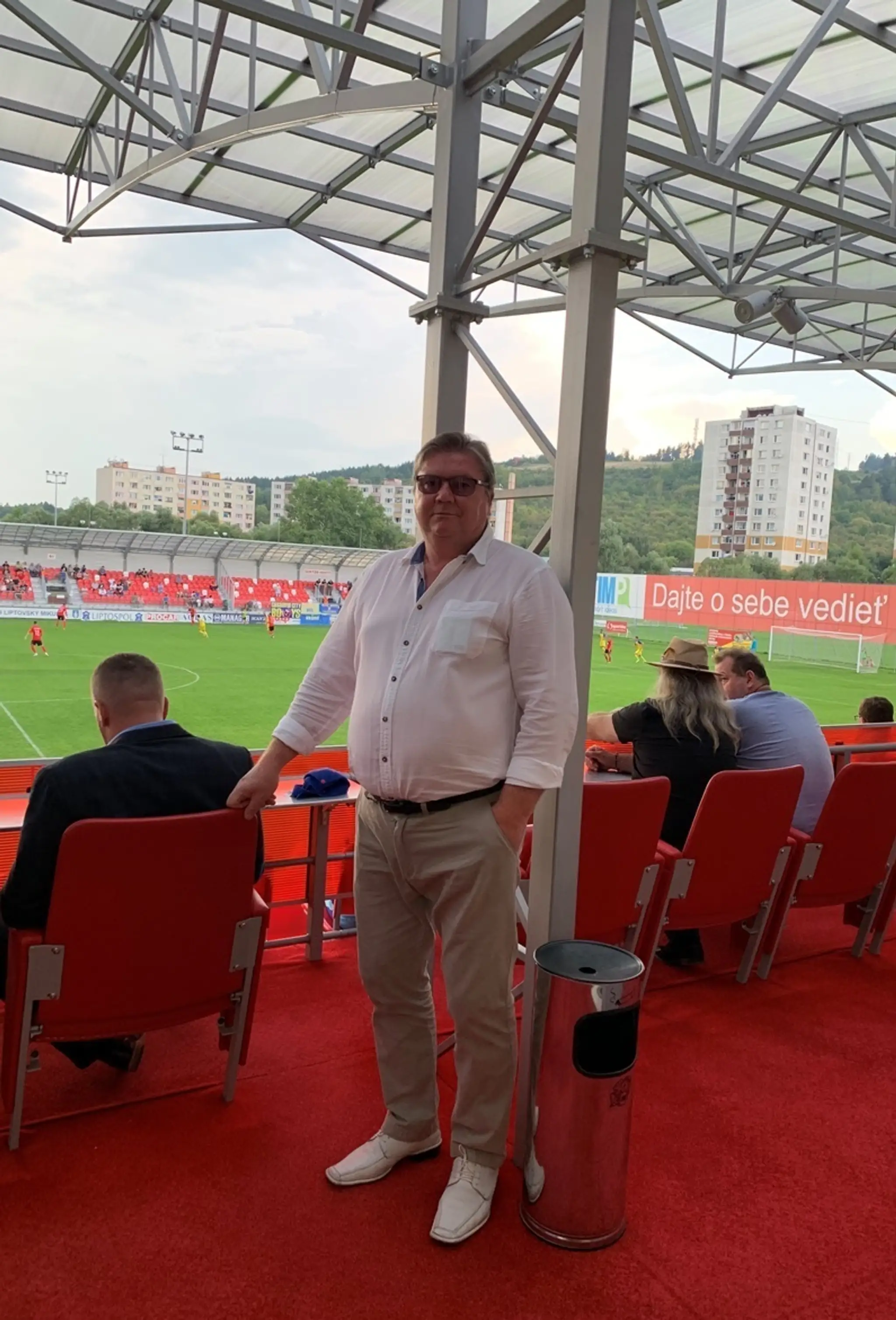 Milan Mikušiak vo VIP boxe, ktorý majú na štadióne.