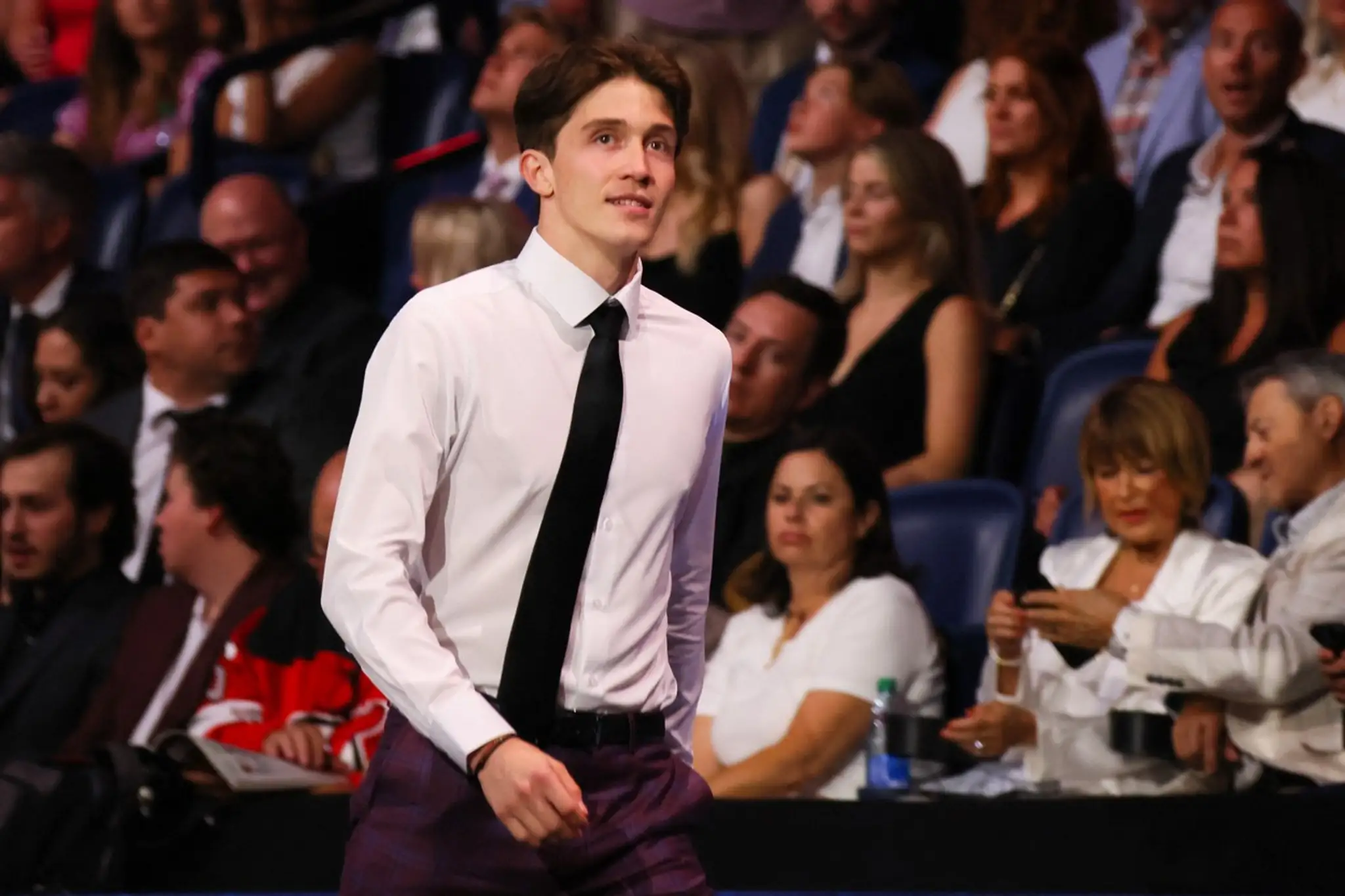 Samuel Honzek kráča na pódium po tom, ako si ho z celkovej 16. pozície vybralo na NHL drafte 2023 Calgary.