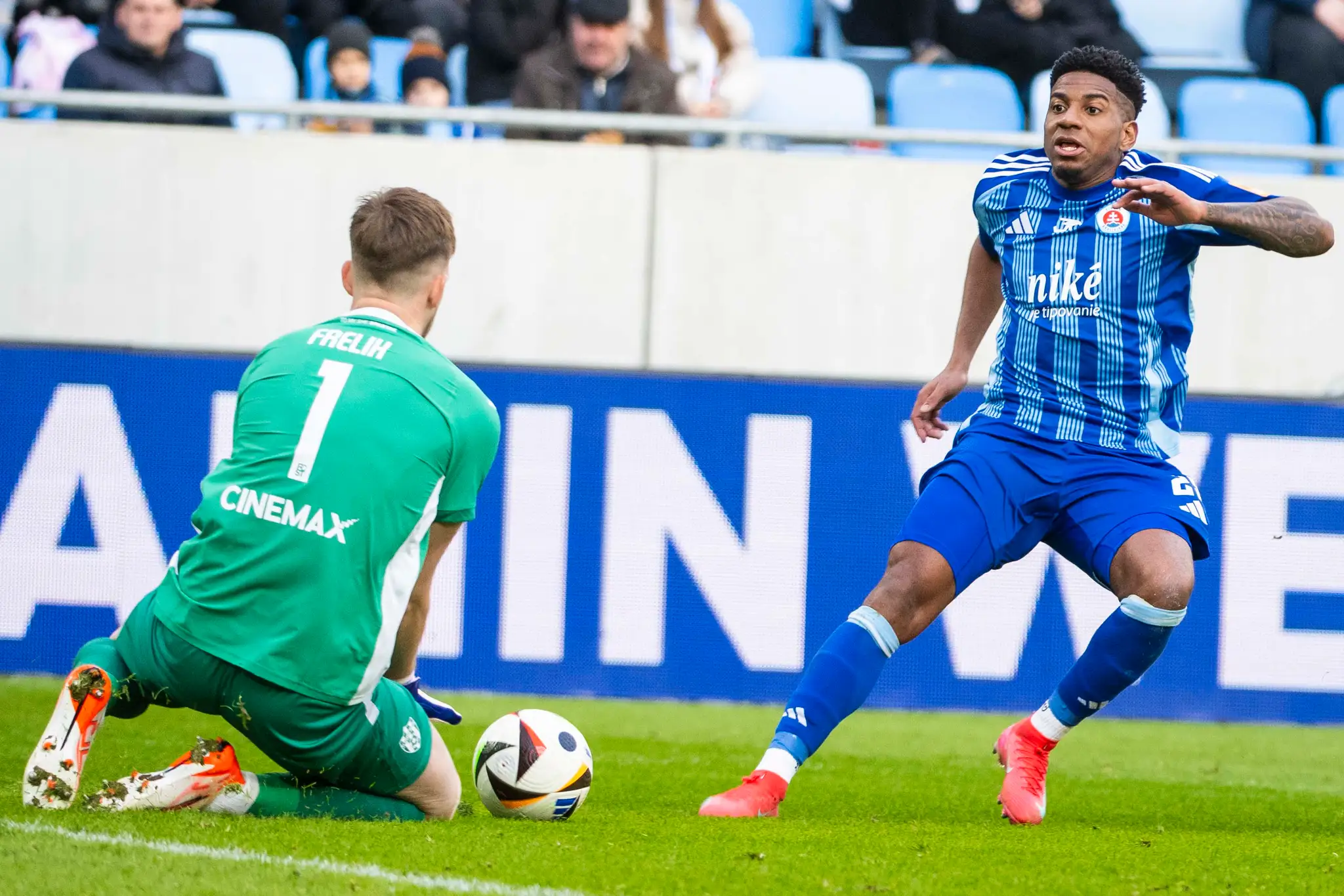Na snímke zľava brankár Žiga Frelih (Trnava) a Cesar Blackman (Slovan).