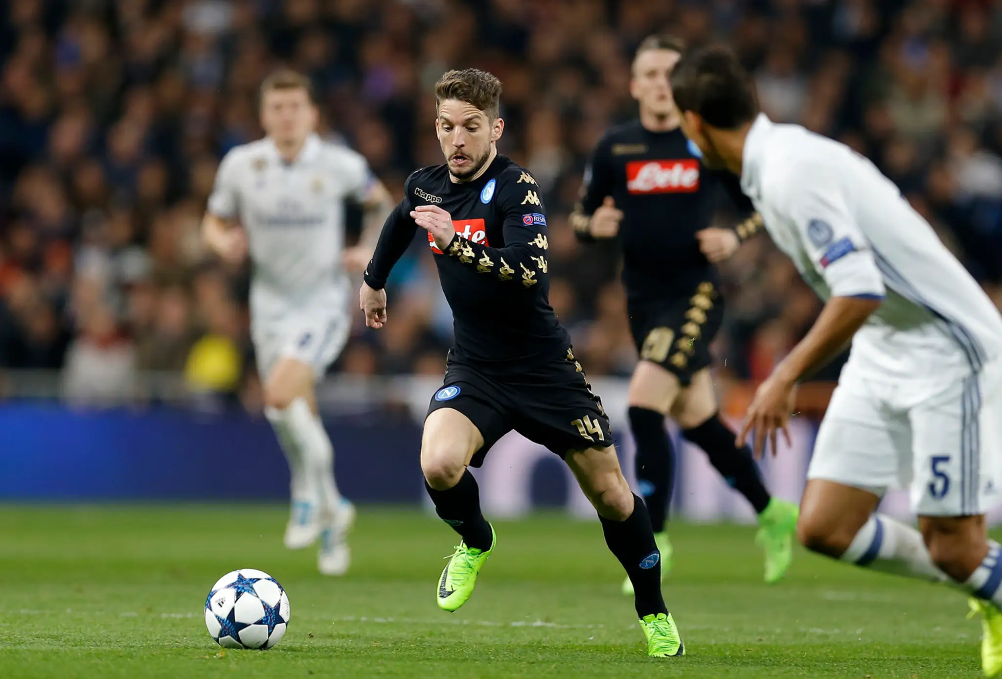 Útočník Neapola Dries Mertens v osemfinále LM proti Realu Madrid.