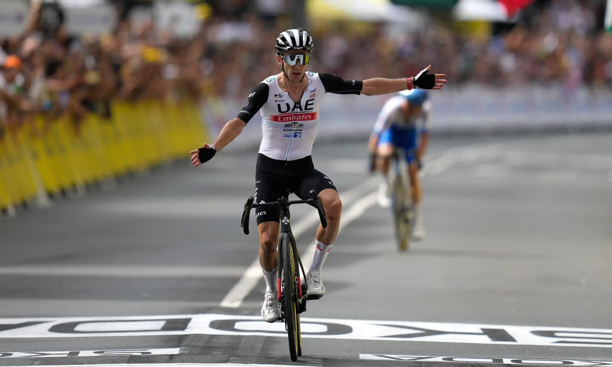 Adam Yates sa stal víťazom prvej etapy Tour de France 2023.
