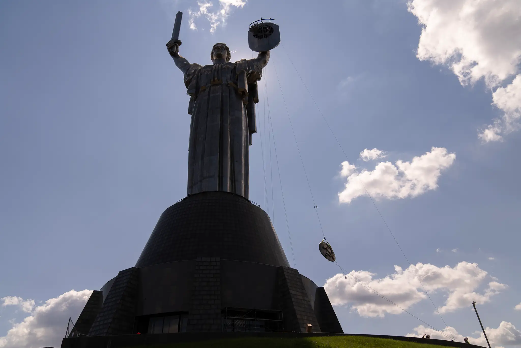 Robotníci odstránili štátny znak bývalého Sovietskeho zväzu z obrovskej sochy Matka Vlasť v Kyjeve.
