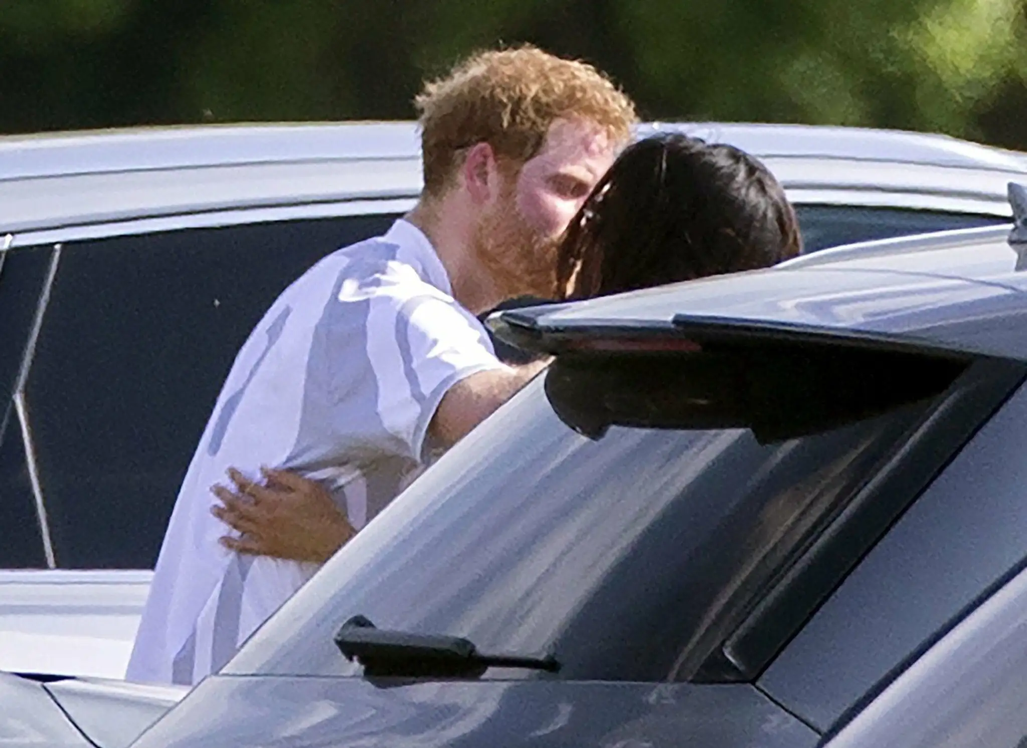 Princ Harry pobozkal Meghan na verejnosti