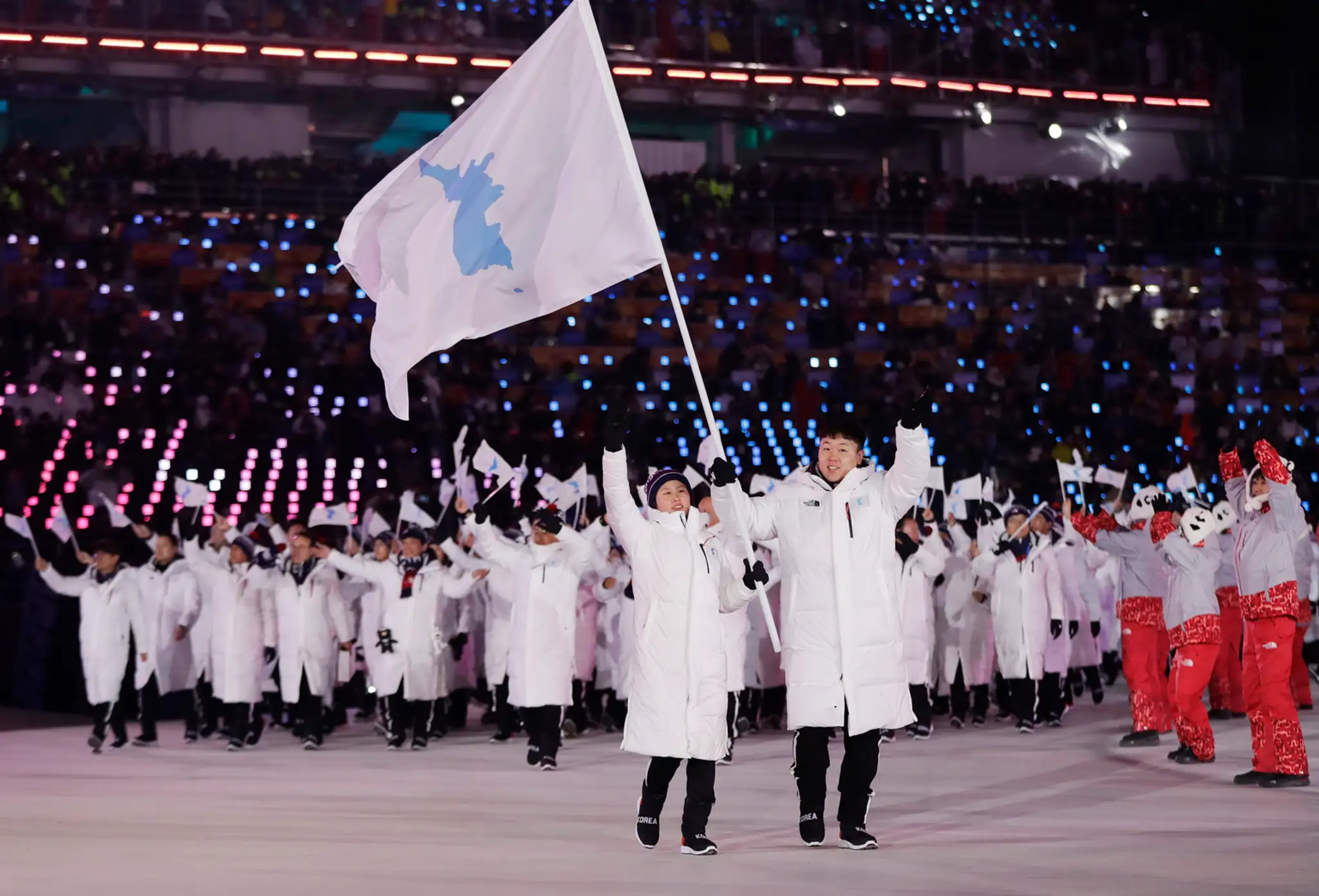 Snoubordistka Eva Sámková nesie českú vlajku na otváracom ceremoniáli ZOH 2018.