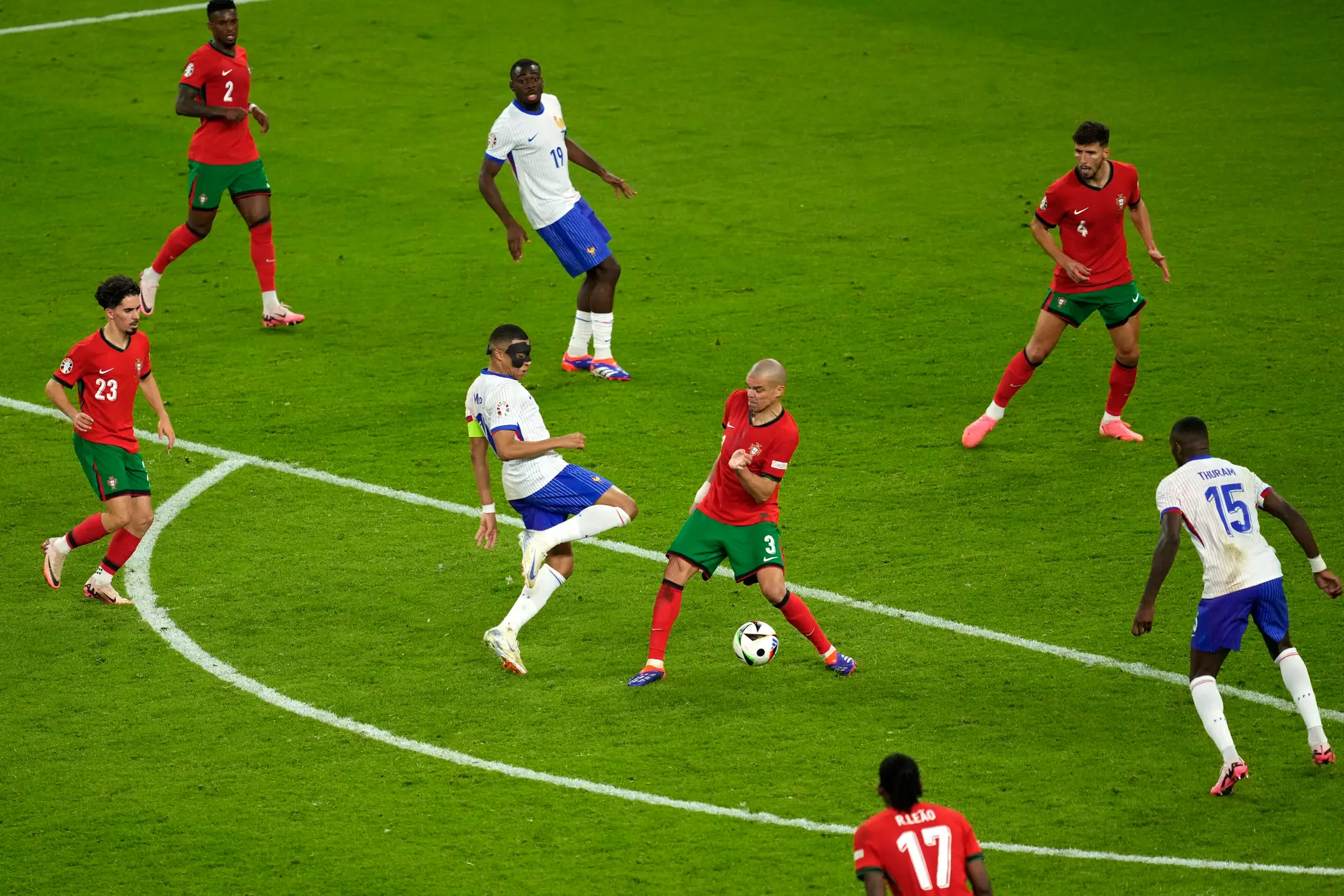 Kylian Mbappé a Pepe vo vzájomnom súboji.