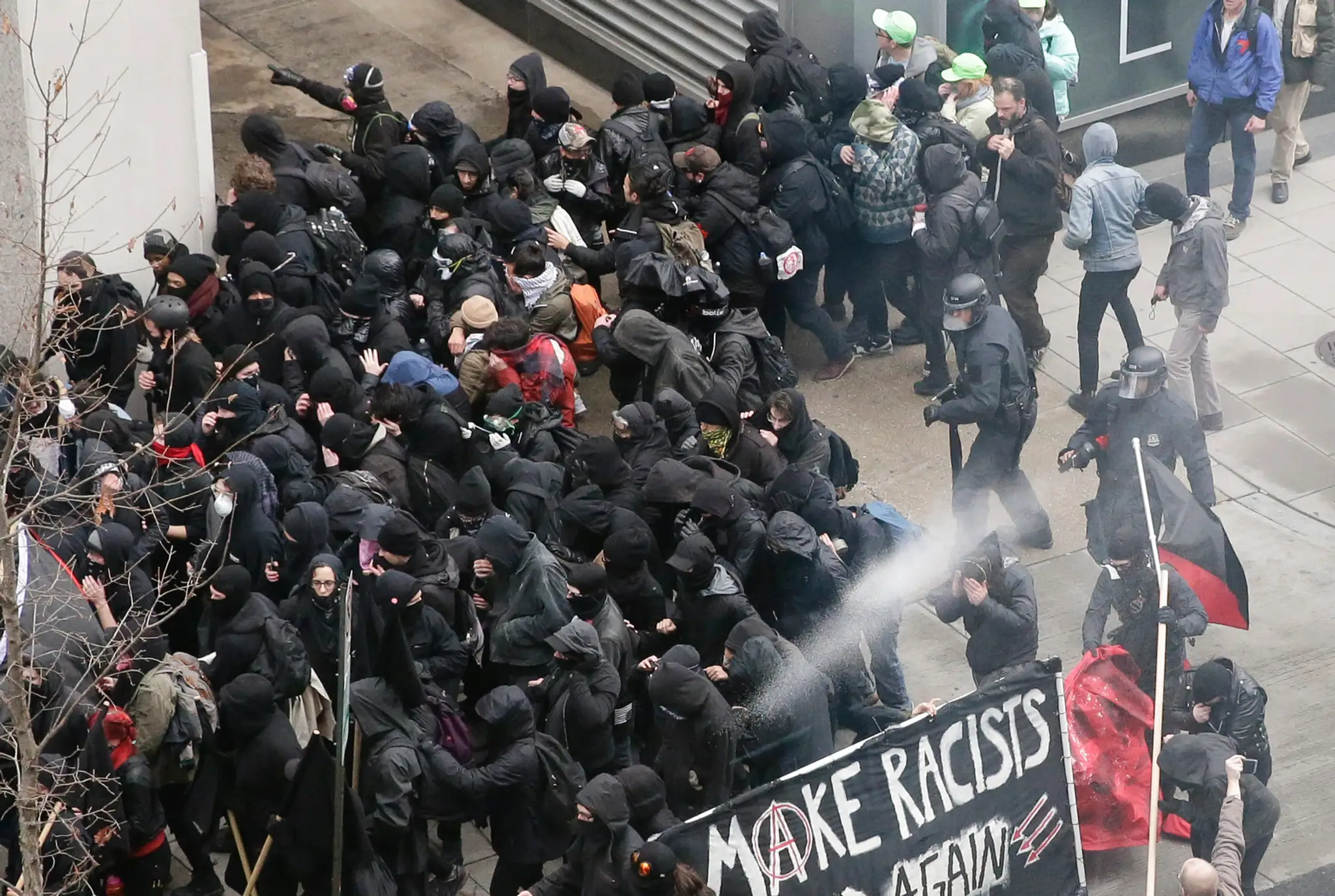 Polícia rozháňa demonštrantov, ktorí sa na protest proti inaugurácii nového amerického prezidenta Donalda Trumpa zišli len pár u