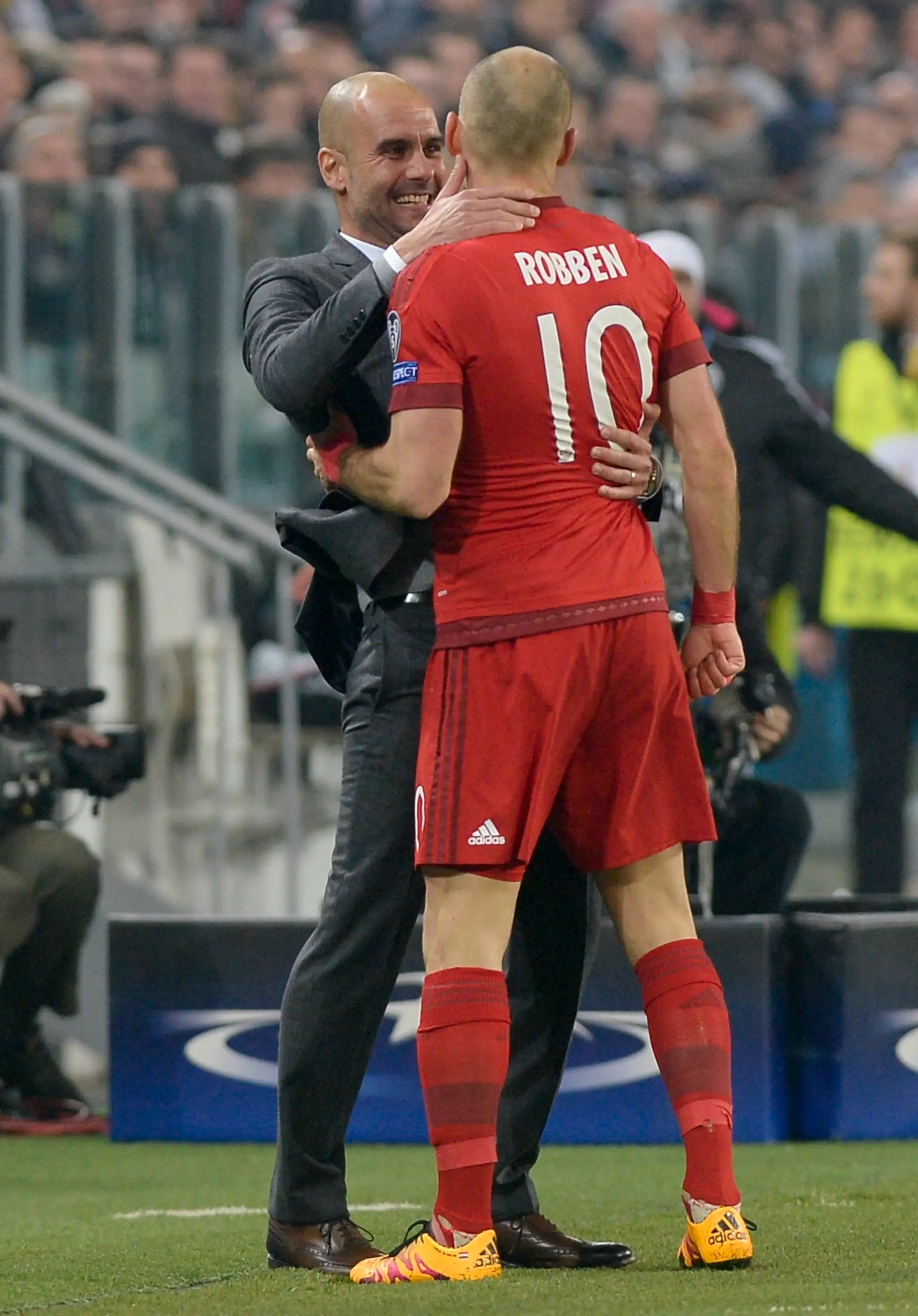Pep Guardiola oslavuje gól so svojim zverencom Arjenom Robbenom počas odvetného duelu osemfinále LM proti Juventusu Turín.