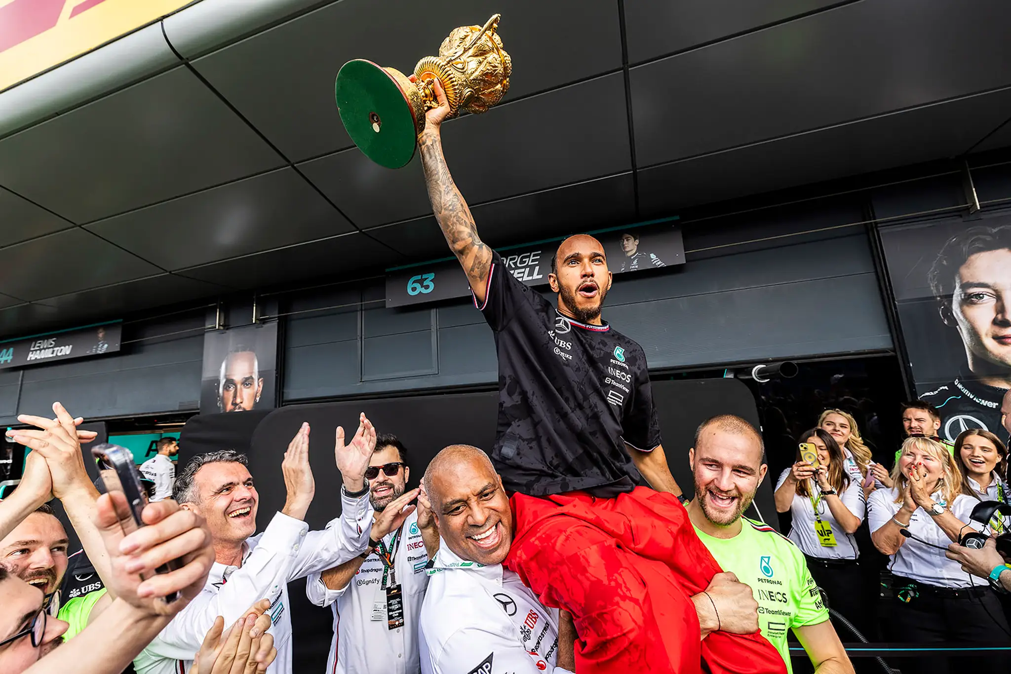 Lewis Hamilton oslavoval triumf vo Veľkej Británii.