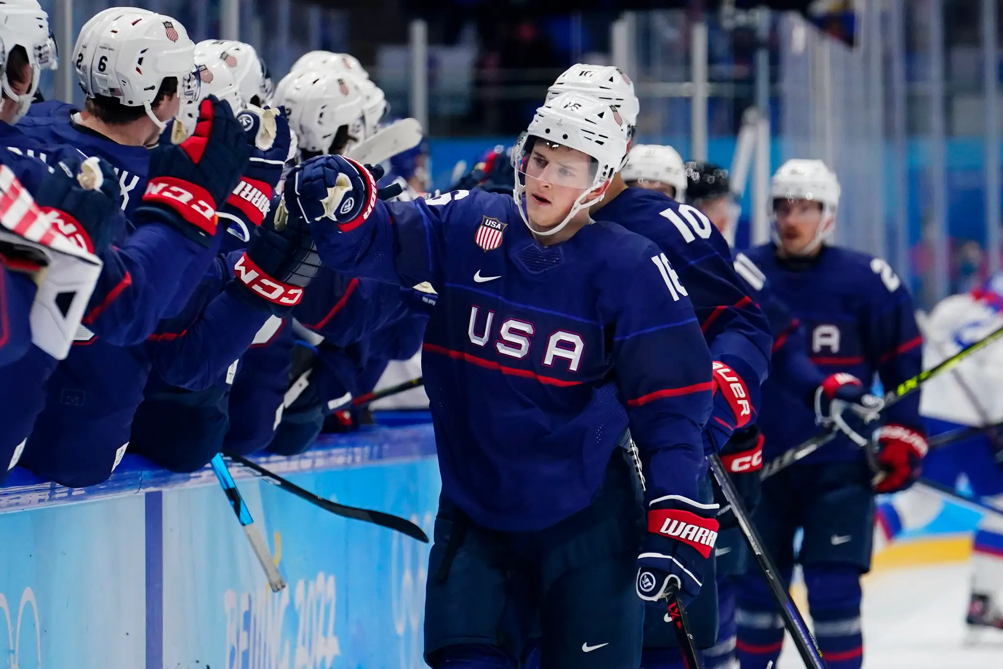 Američan Nick Abruzzese oslavuje gól proti Slovensku vo štvrťfinále ZOH 2022.