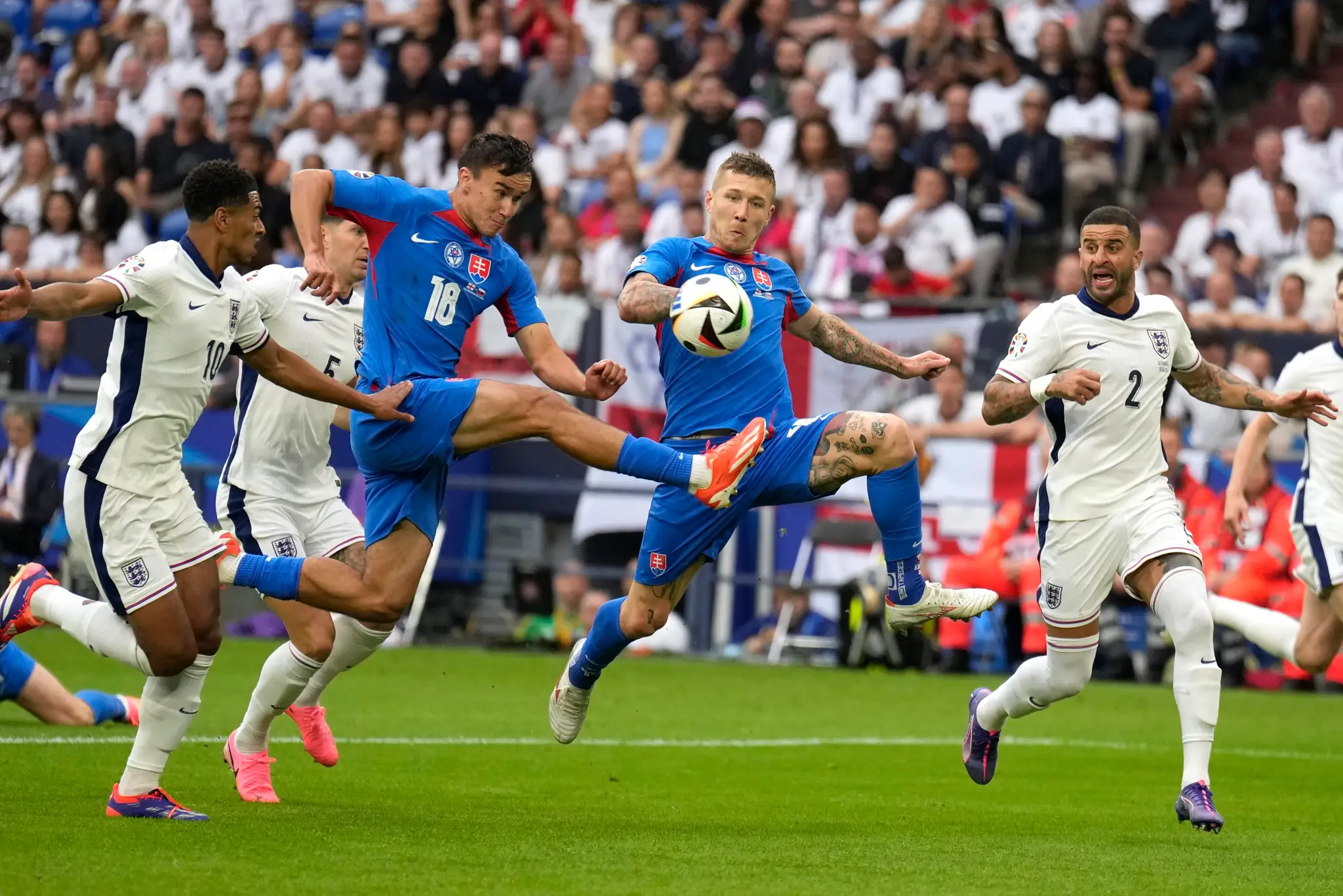 Zľava v modrom Slováci David Strelec a Juraj Kucka proti Anglicku v osemfinále ME 2024.
