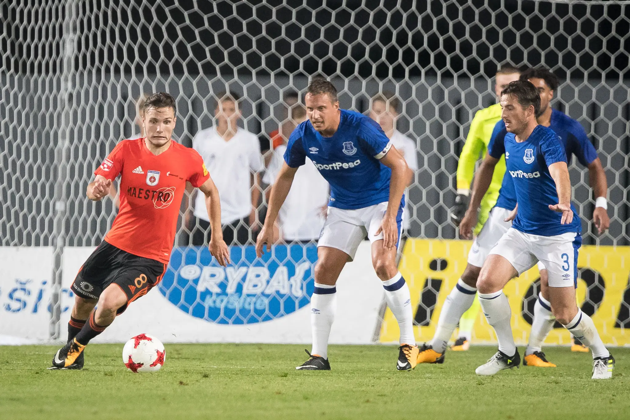 Zľava Dalibor Takáč (Ružomberok) a dvojica z Evertonu Phil Jagielka a Leighton Baines v predkole EL.