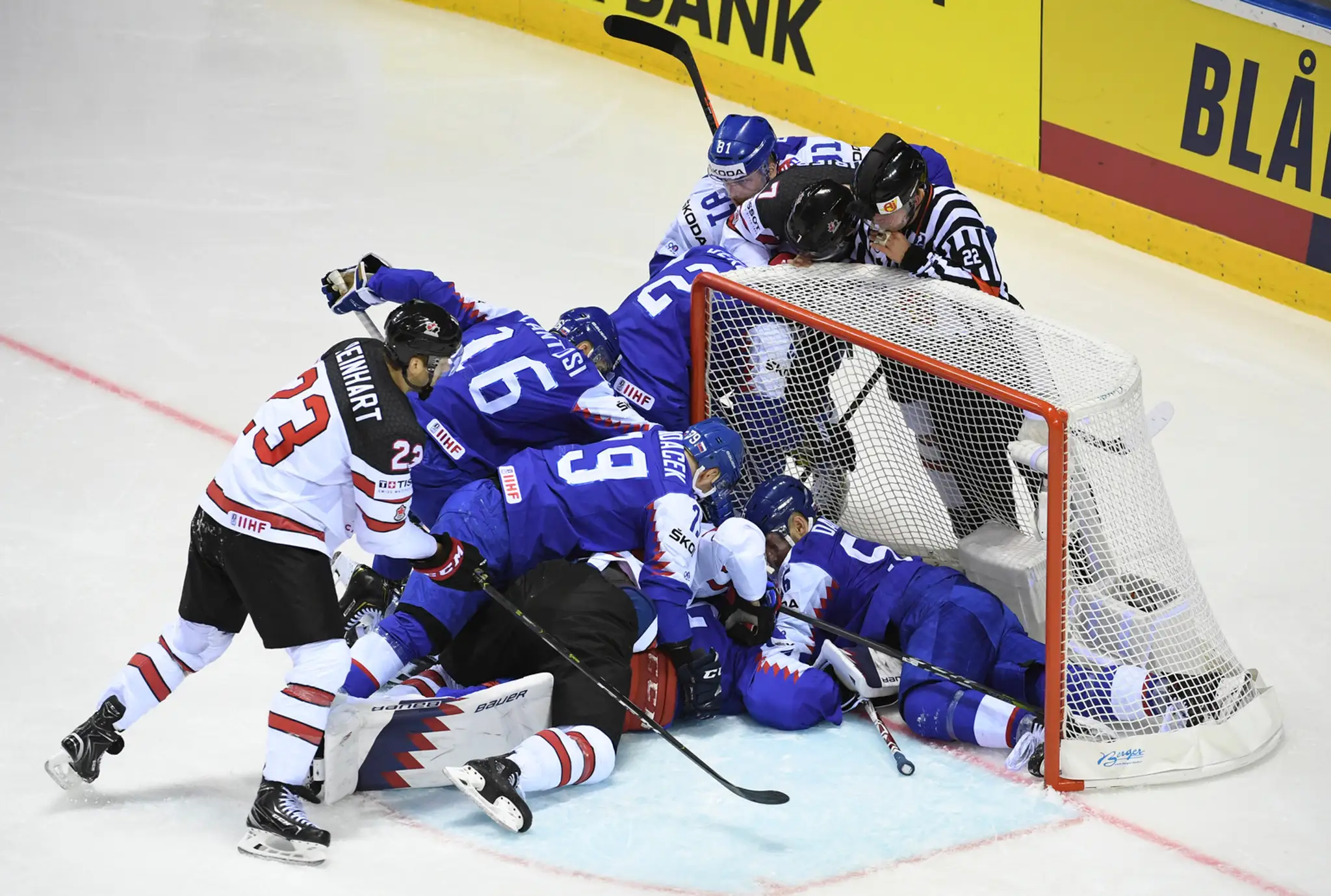 Smutný brankár Patrik Rybár po vystriedaní proti Kanade na MS 2019.