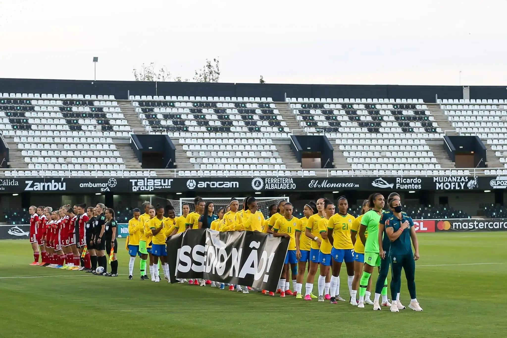 Brazília verzus Rusko - jeden z mnohých veľkých zápasov, ktoré ako hlavná arbiterka rozhodovala Slovenka Miriama Bočková.