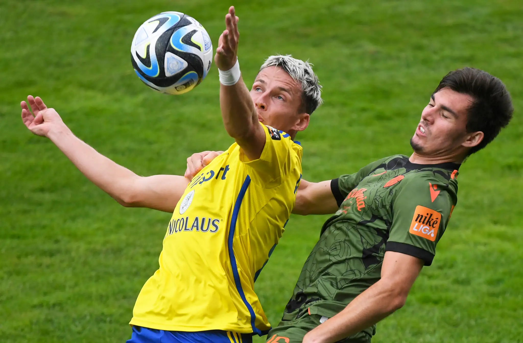 Na snímke zľava Daniel Pavúk (Michalovce) a Mateus Bruneti Valor (Dunajská Streda).