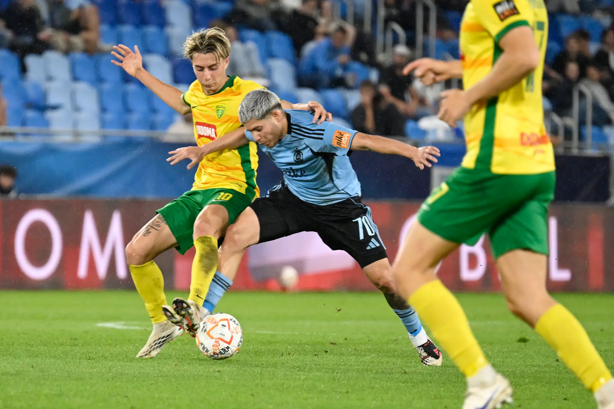 Vpravo Cristian Martínez (Slovan) a vľavo Andrej Florea (Žilina) v stretnutí 8. kola futbalovej Niké ligy.