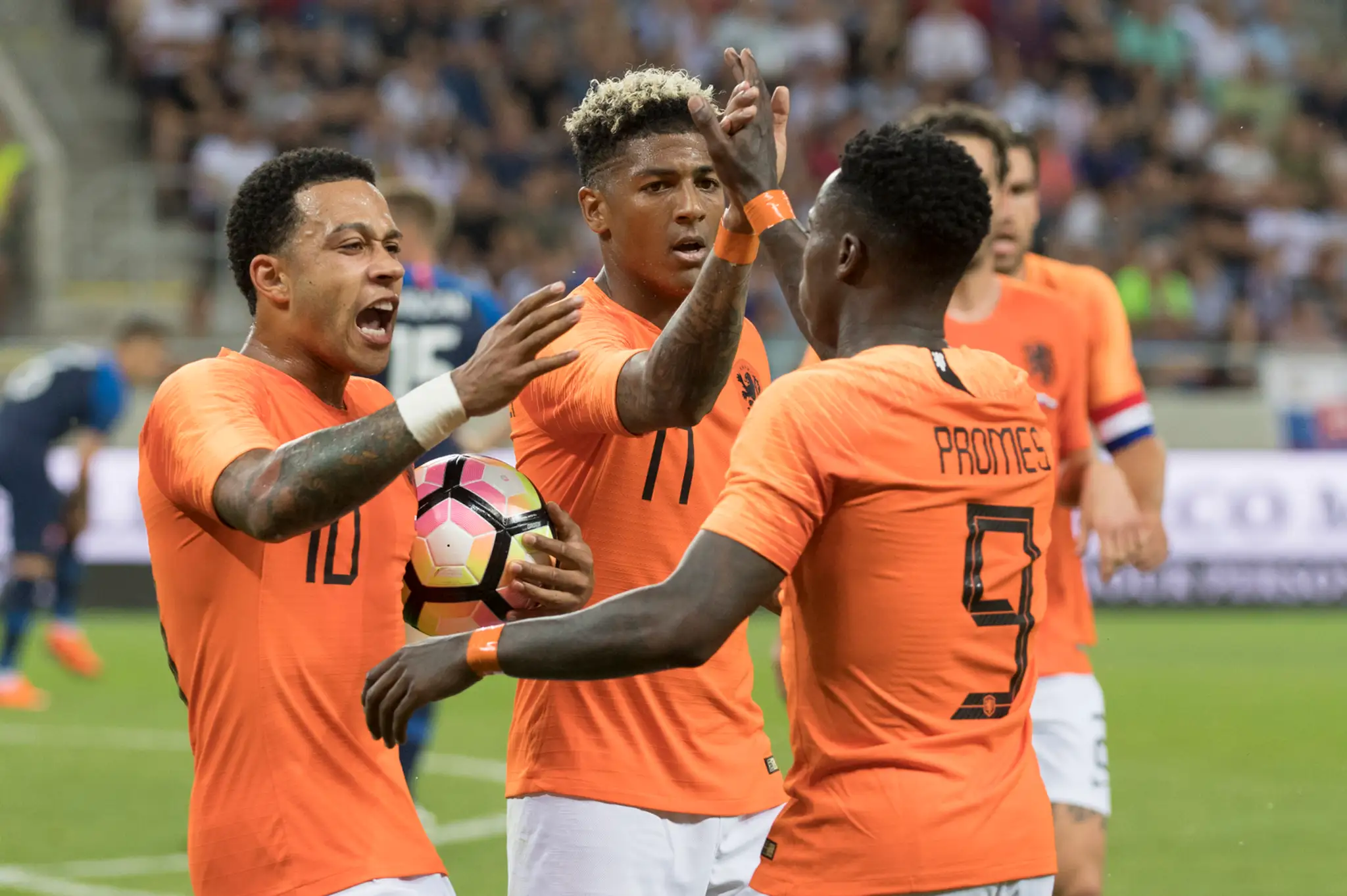 Radosť Holanďanov, sprava Quincy Promes, Patrick Van Aanholt a Mephis Depay v príprave proti Slovensku.