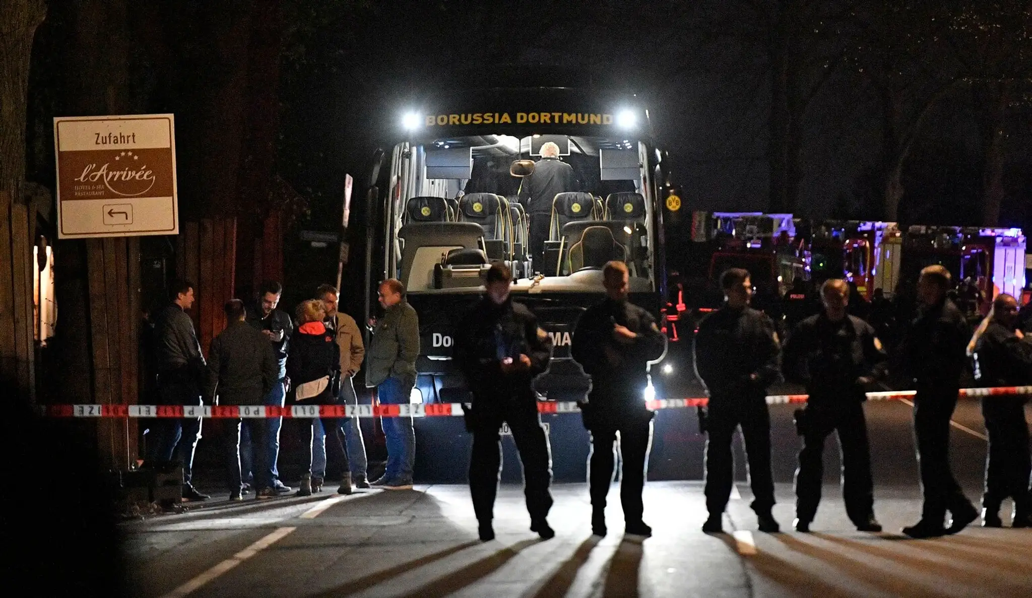 Policajti stoja pred autobusom Borussie Dortmund, pri ktorom vybuchli nálože pred štvrťfinále LM proti Monacu.